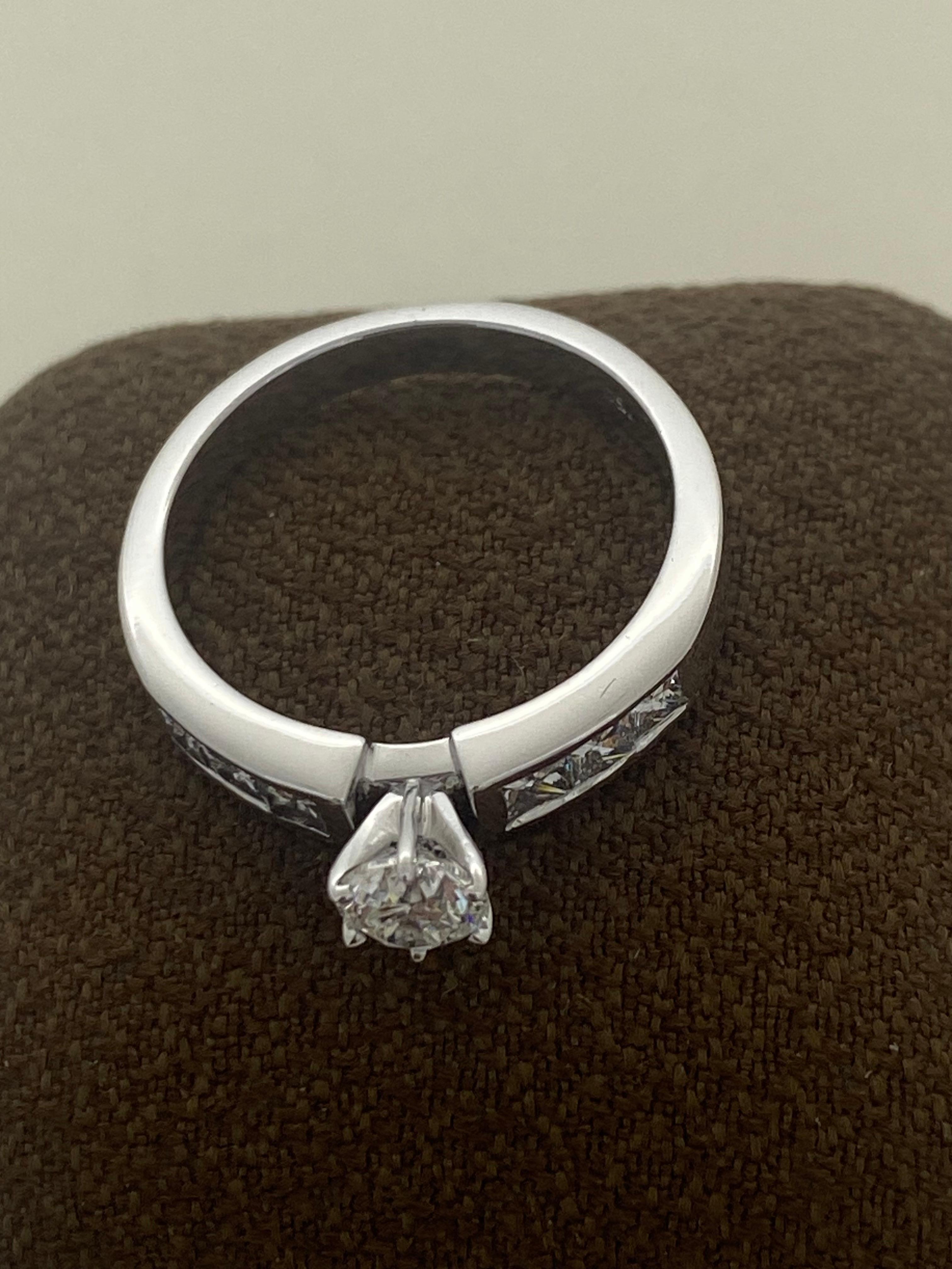 Superb 1.00ct Solitaire with Accents Diamond Engagement Ring in 18K White Gold For Sale 3