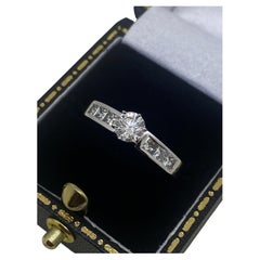 Superbe bague de fiançailles en or blanc 18 carats, solitaire de 1,00 ct avec accents de diamants