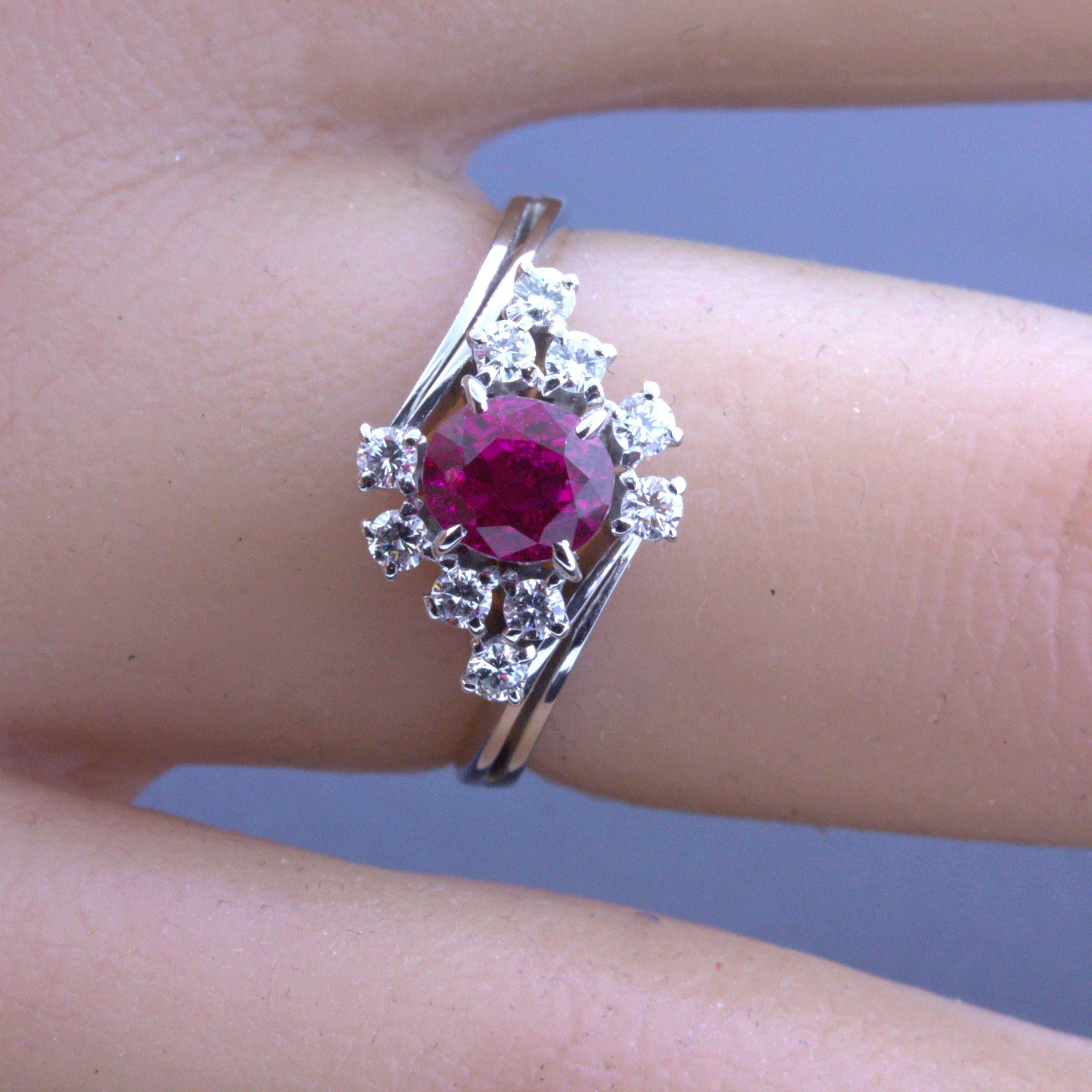 Superb 1.01 Carat Ho-Heat Burmese Ruby Diamond Platinum Ring, GIA Certified In New Condition For Sale In Beverly Hills, CA