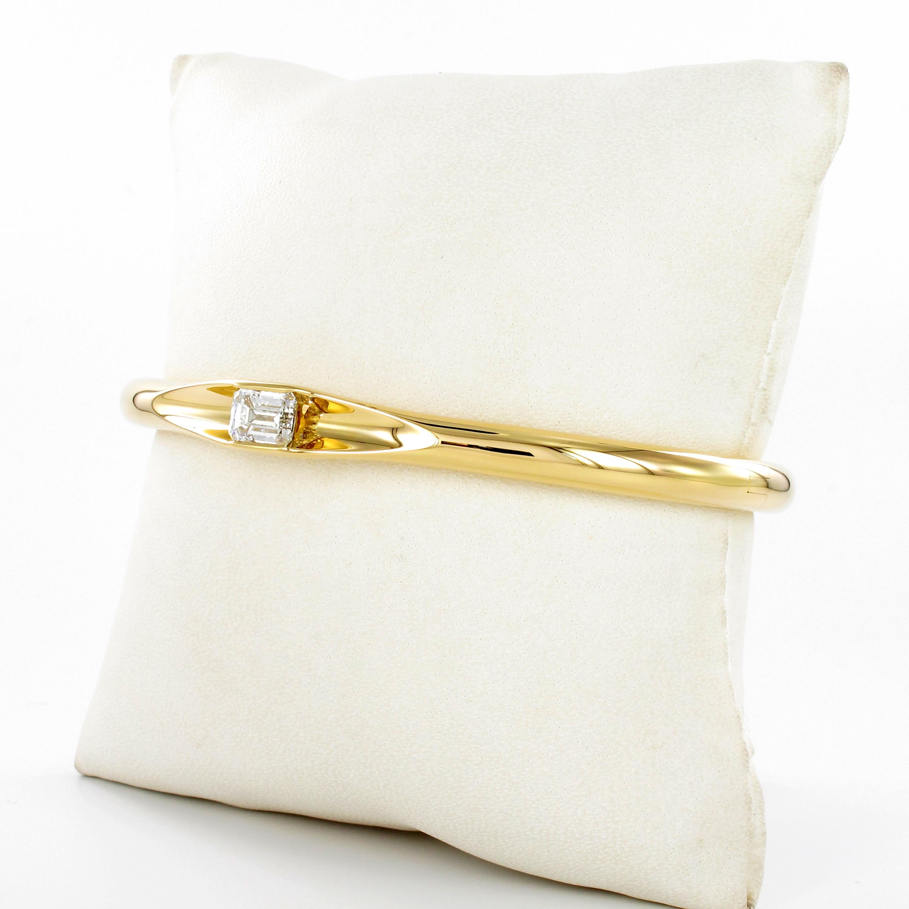 Modern Superb 1.34 Ct Emerald-Cut Diamond Bangle by Gübelin in 18 Karat Yellow Gold For Sale