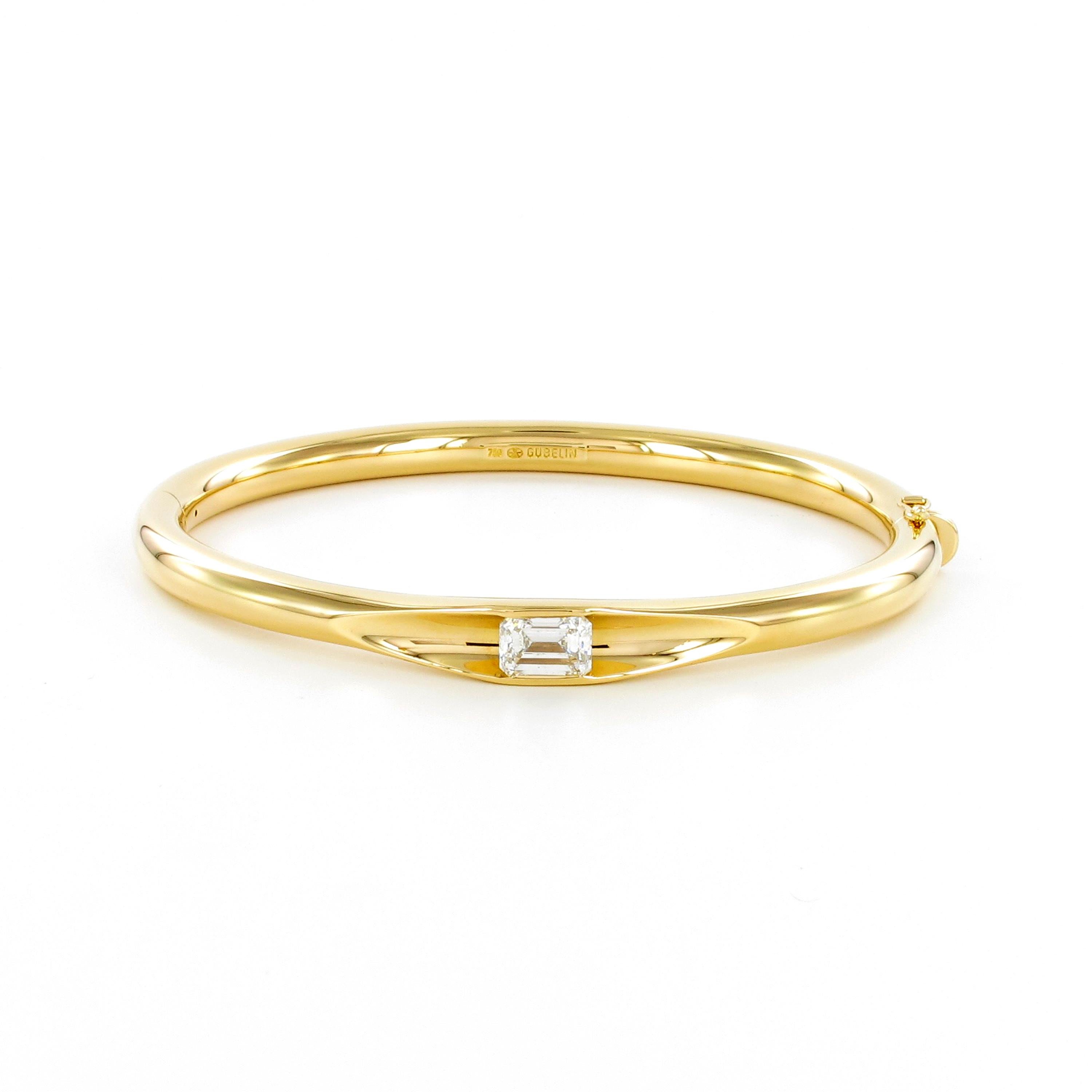 Superb 1.34 Ct Emerald-Cut Diamond Bangle by Gübelin in 18 Karat Yellow Gold In Excellent Condition For Sale In Lucerne, CH