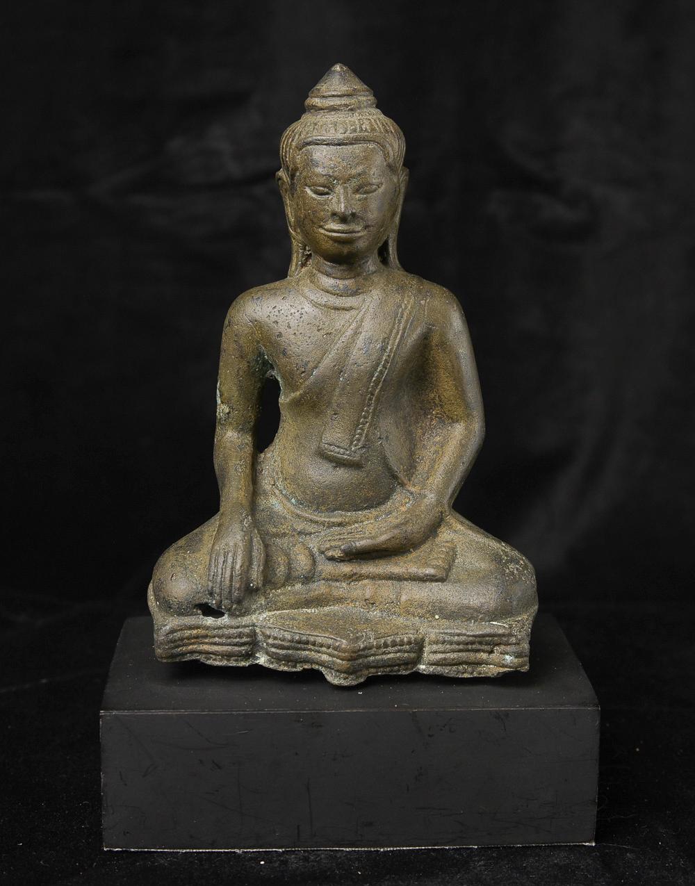 Superbe bouddha thaïlandais du XIIIe siècle, de style Lopburi de transition, marquant l'évolution de l'art bouddhique khmer vers l'art bouddhique thaïlandais primitif. Cette figure rare et délicatement modelée est très finement coulée, une