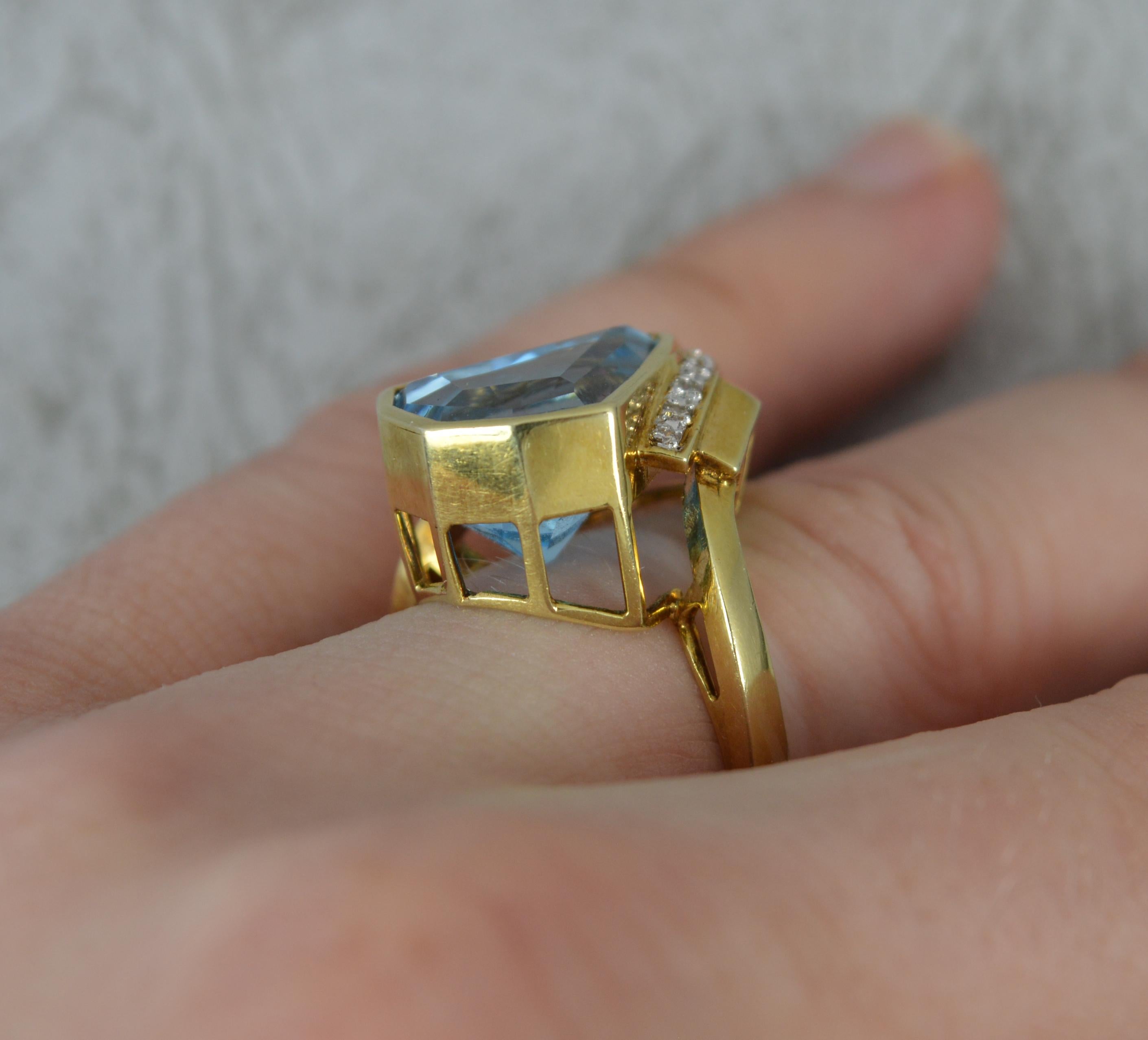 Hervorragender Statement-Ring aus 14 Karat Gold mit blauem Topas und Diamant (Kiteschliff) im Angebot