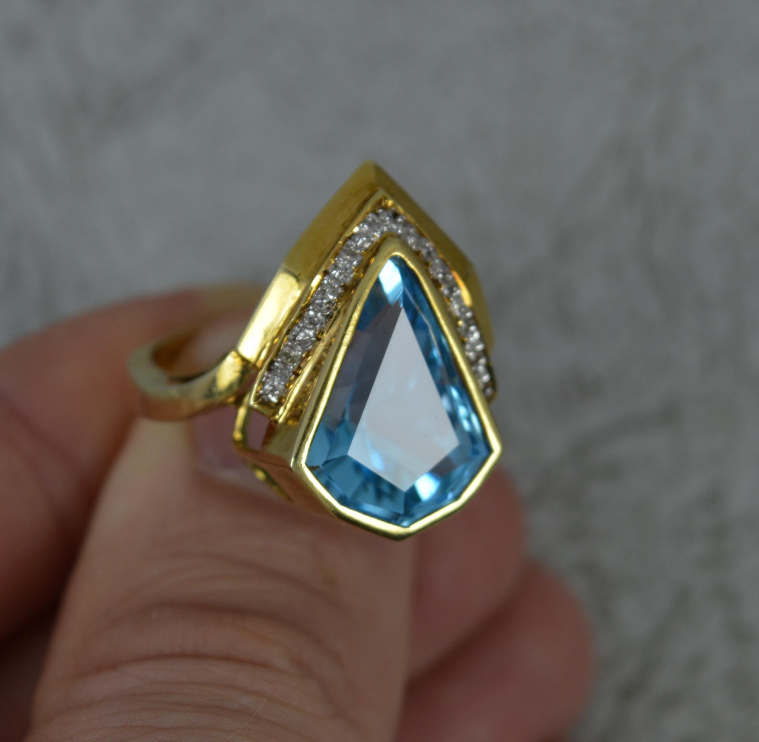 Hervorragender Statement-Ring aus 14 Karat Gold mit blauem Topas und Diamant im Angebot 1
