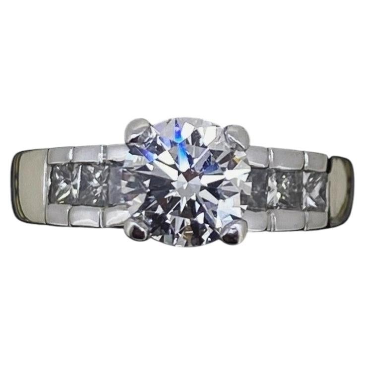 Superbe bague de fiançailles en or blanc 18 carats, avec un solitaire de 1,40 ct et des diamants d'accompagnement