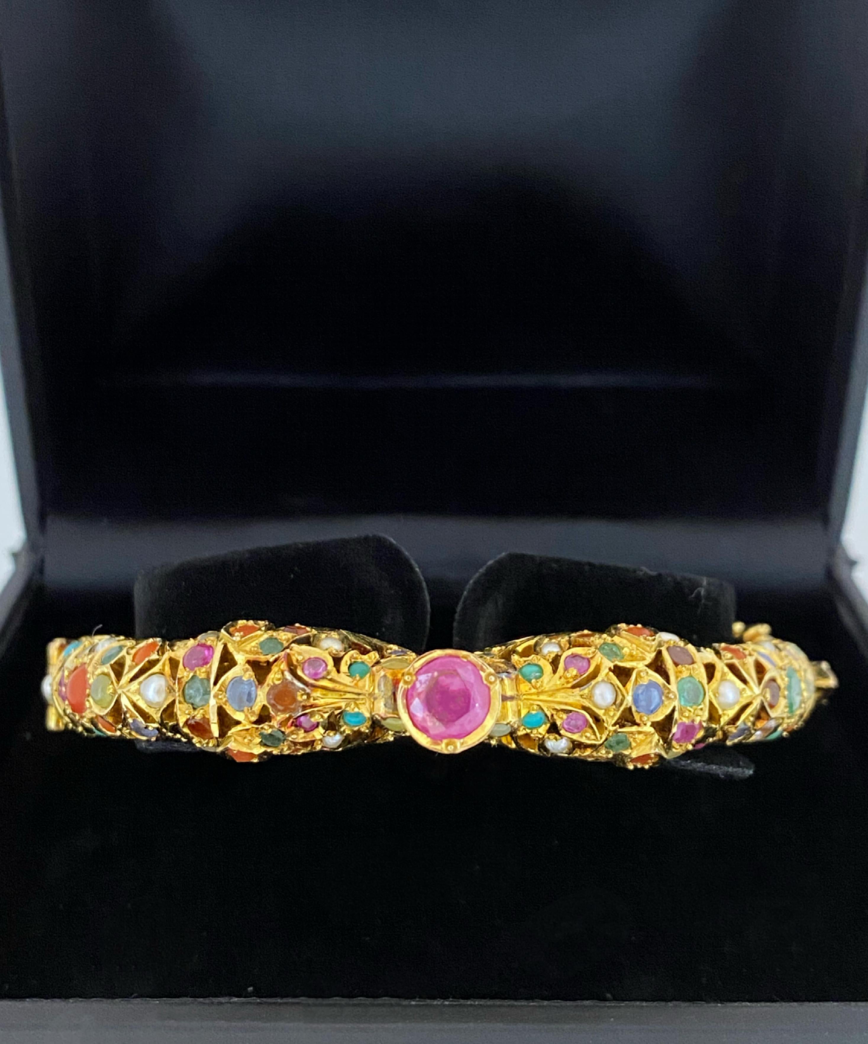 Diese atemberaubende und seltene 
Mughal-Armreif ist Vintage (ca. 1970er Jahre) 
& ist indischer Abstammung 

Das Stück ist exquisit in 14K Gold gefertigt,
geschmückt mit der prächtigsten Ansammlung von 
Edelsteine und Halbedelsteine von hoher