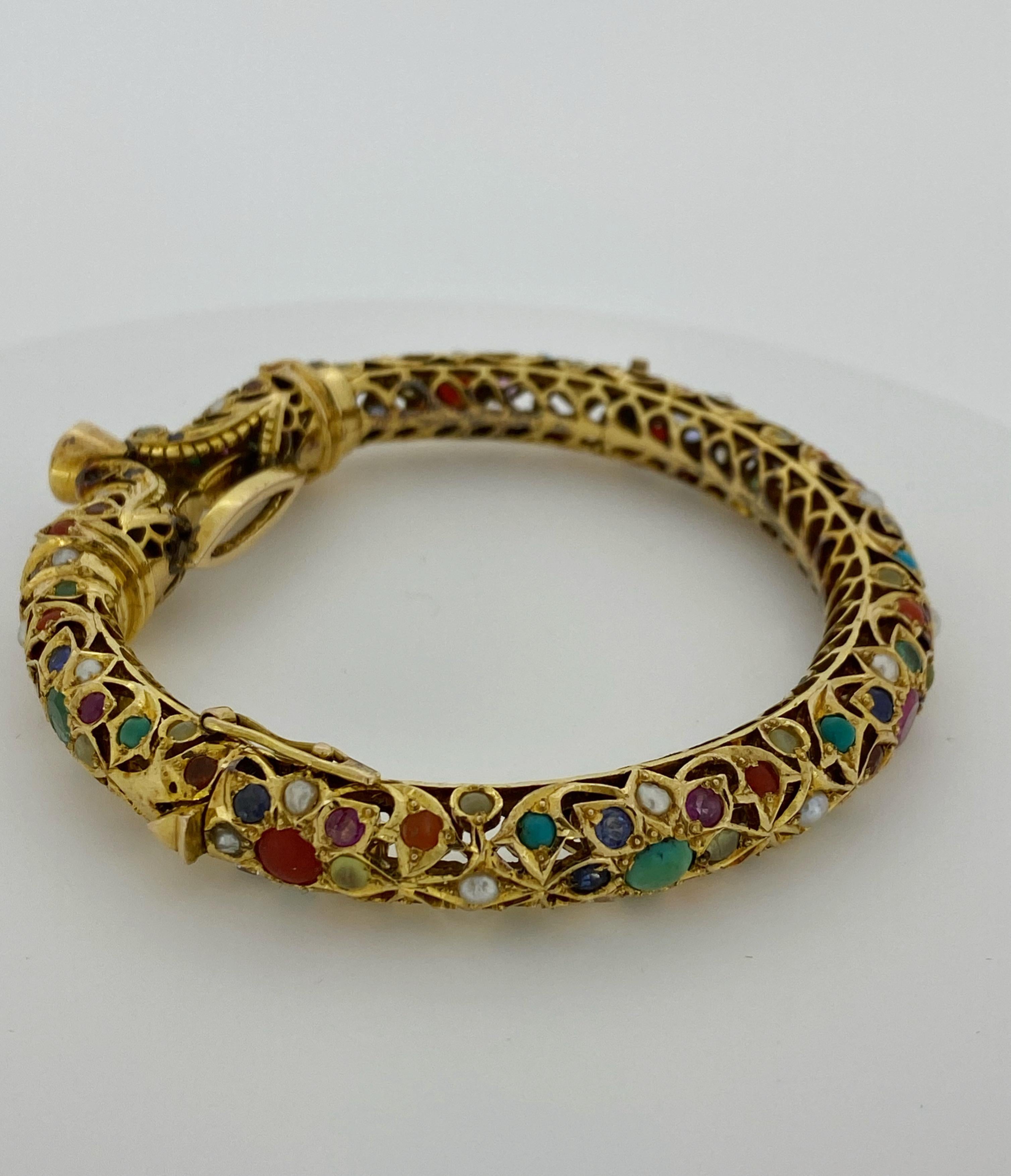 Mughal-Armreif aus 14 Karat Gold, Multi-Gem (Ruby, Saphir, Smaragd, Türkis) im Zustand „Hervorragend“ in MELBOURNE, AU