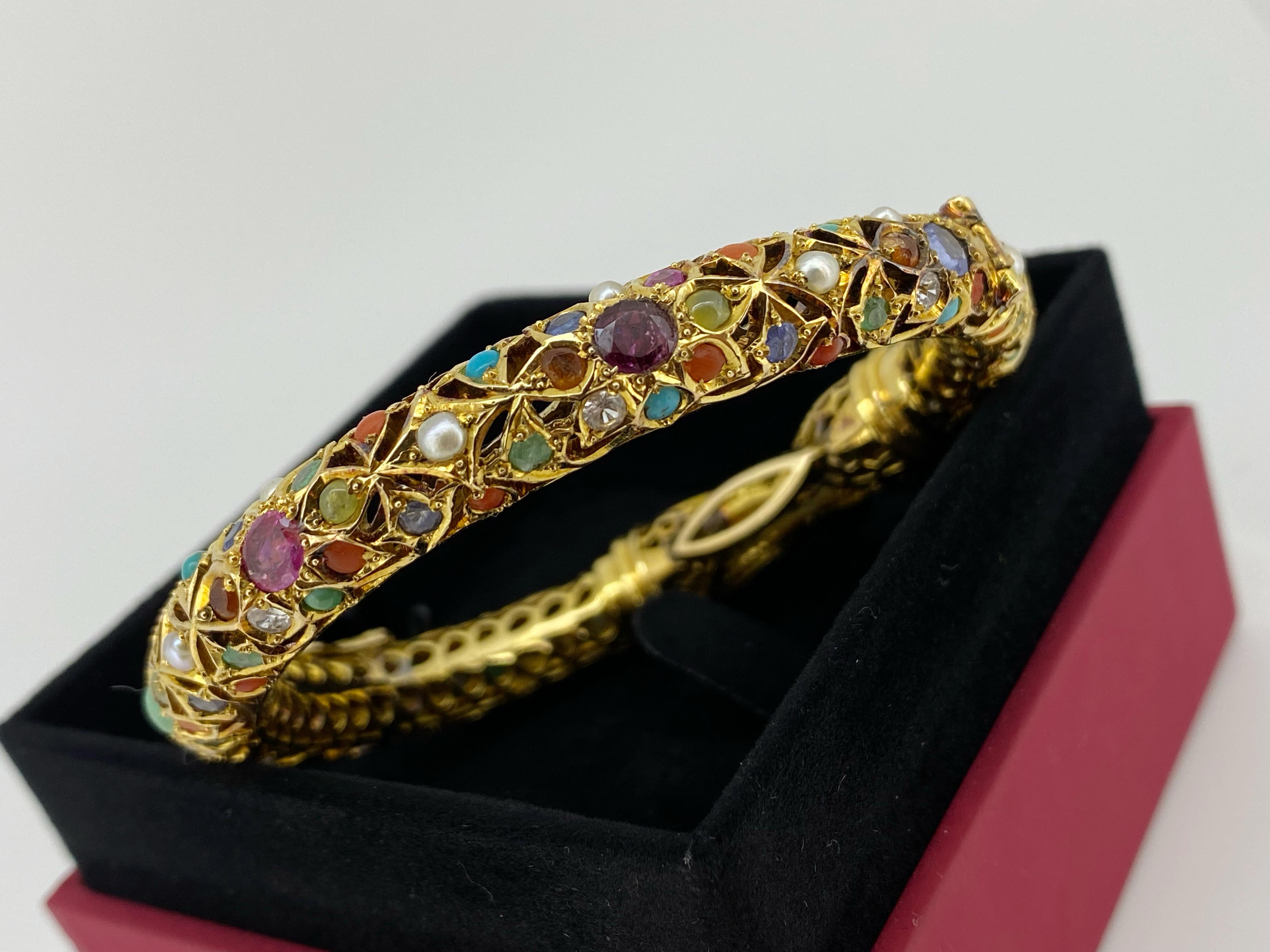 Mughal-Armreif aus 14 Karat Gold, Multi-Gem (Ruby, Saphir, Smaragd, Türkis) 3