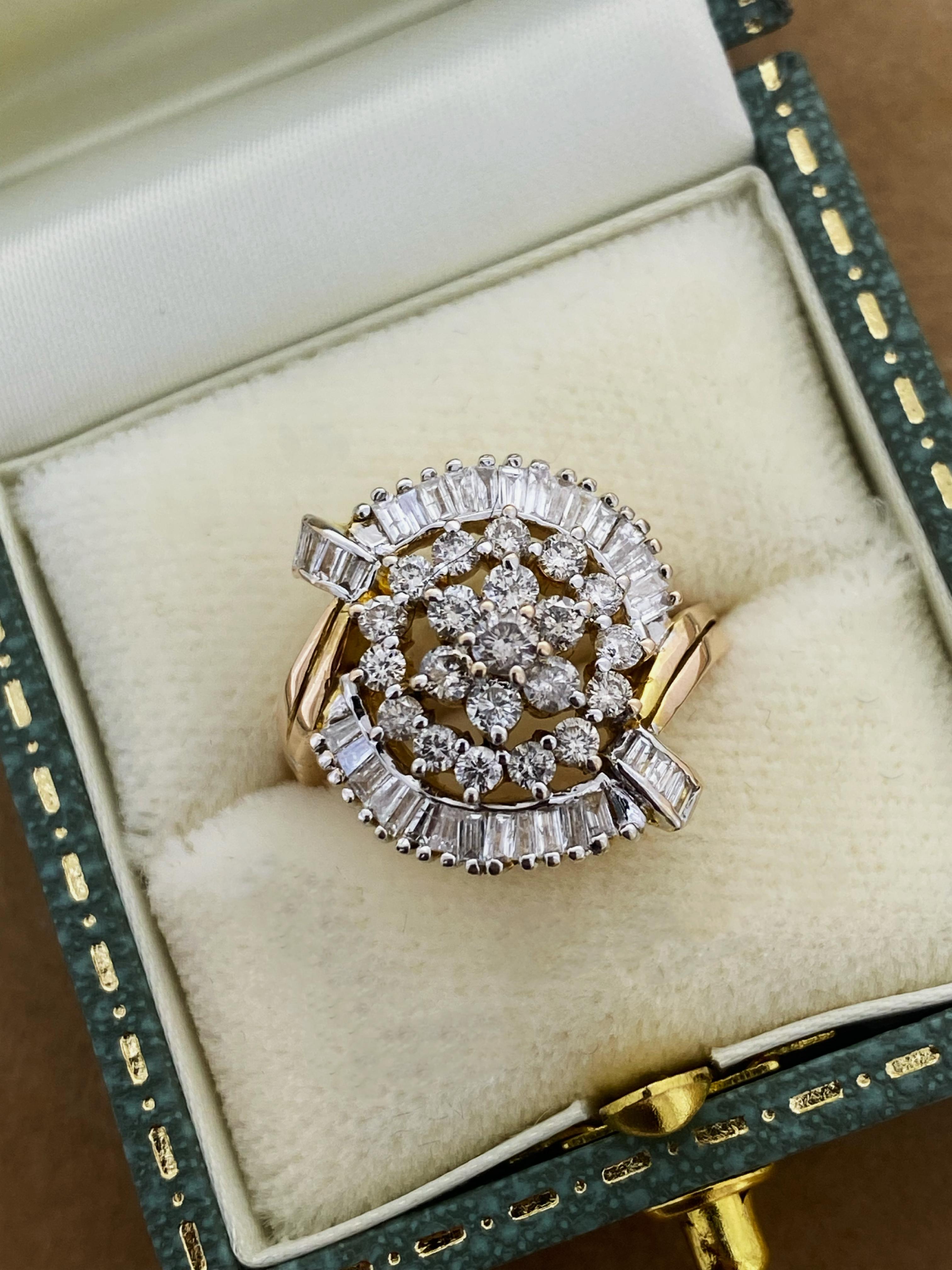 De magnifiques motifs floraux, 
Cette bague en forme de grappe est d'une facture exquise 
en or jaune 14K 
avec une grappe de diamants naturels, 
formant une fleur

~

Serti au centre de 21 diamants ronds de taille brillant 
de couleur J, clarté SI