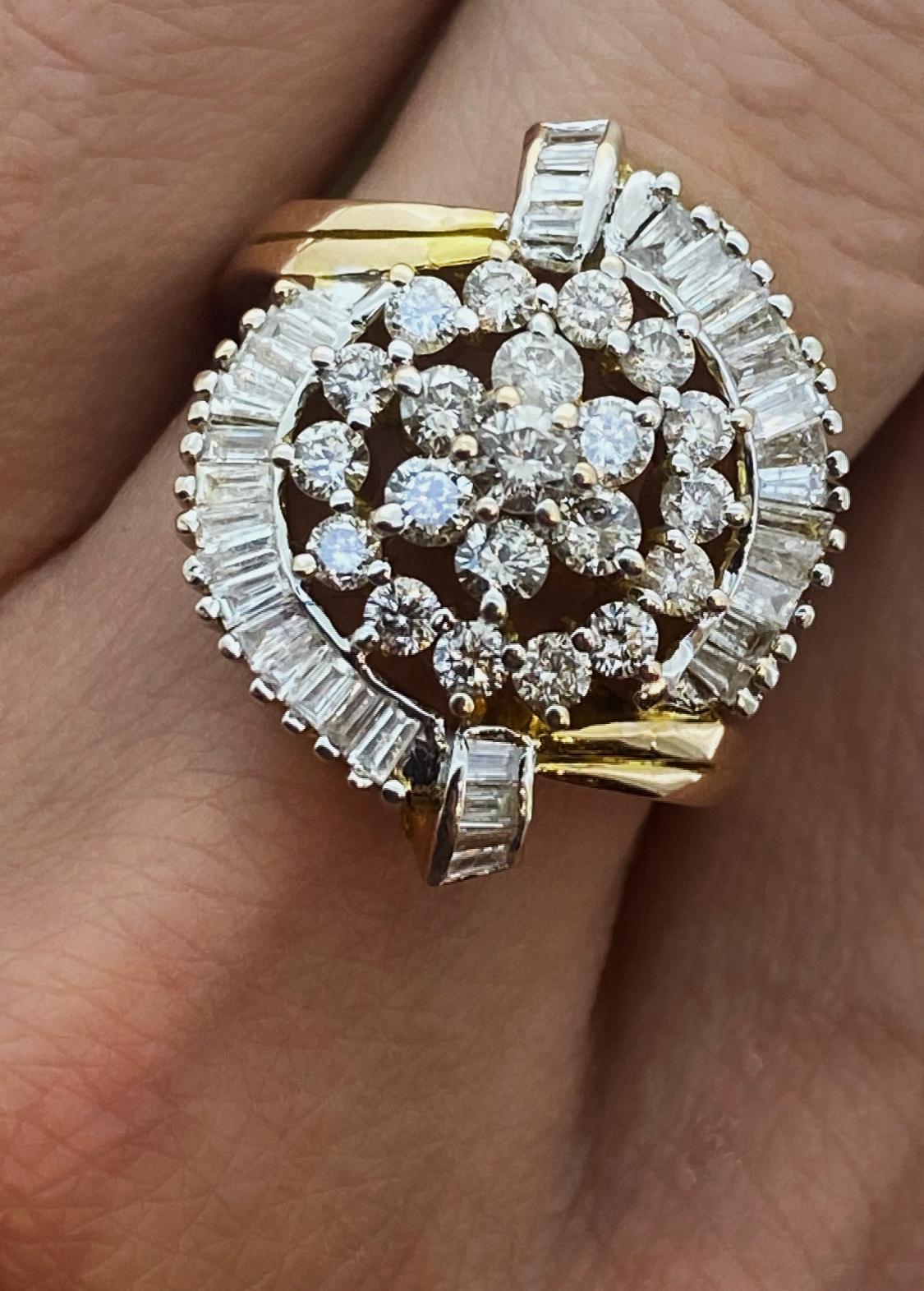Rétro Superbe bague en or jaune 14 carats avec grappe de diamants de 1,50 carat (tailles rondes et baguettes) en vente