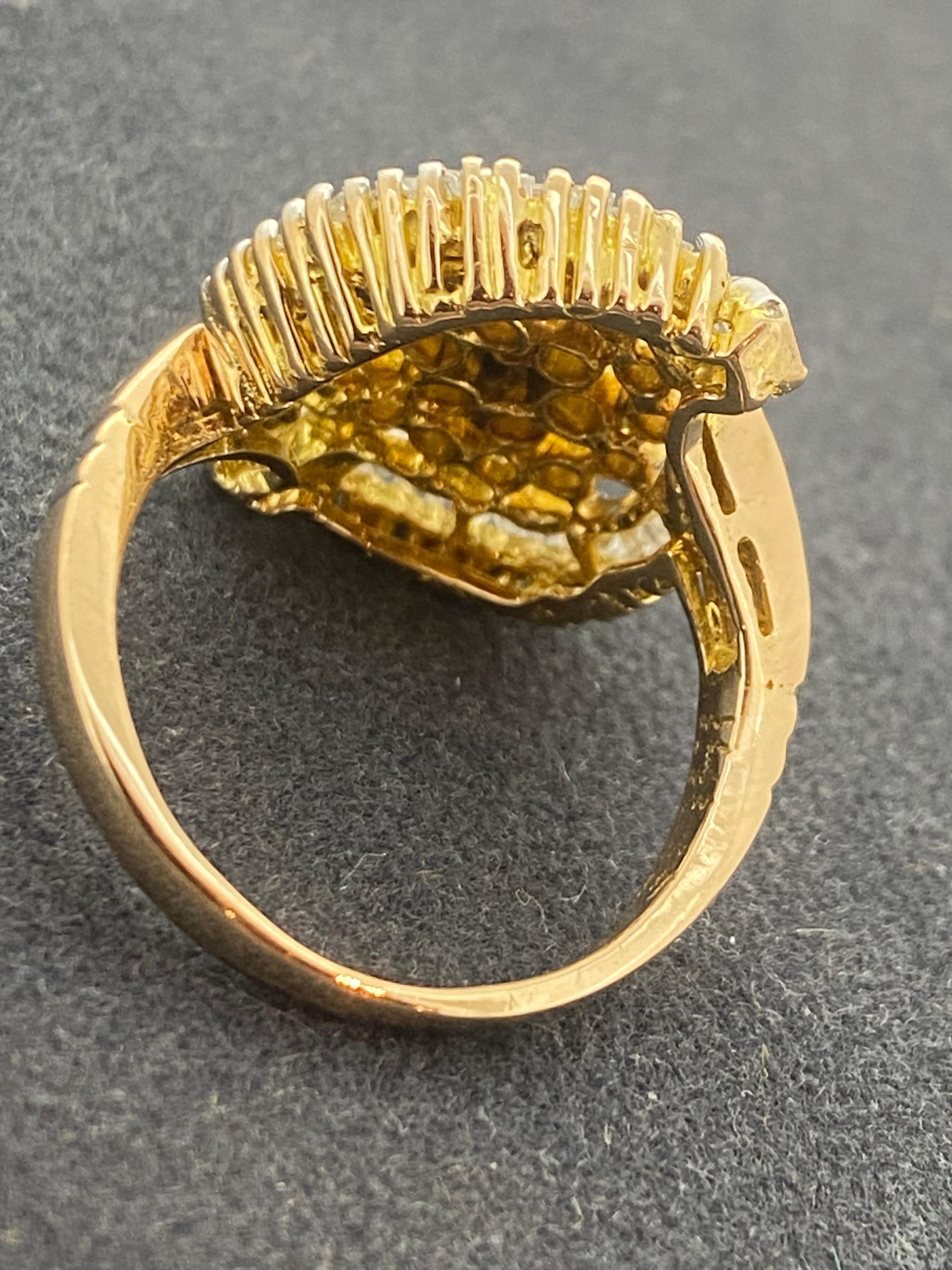 Superbe bague en or jaune 14 carats avec grappe de diamants de 1,50 carat (tailles rondes et baguettes) Excellent état - En vente à MELBOURNE, AU