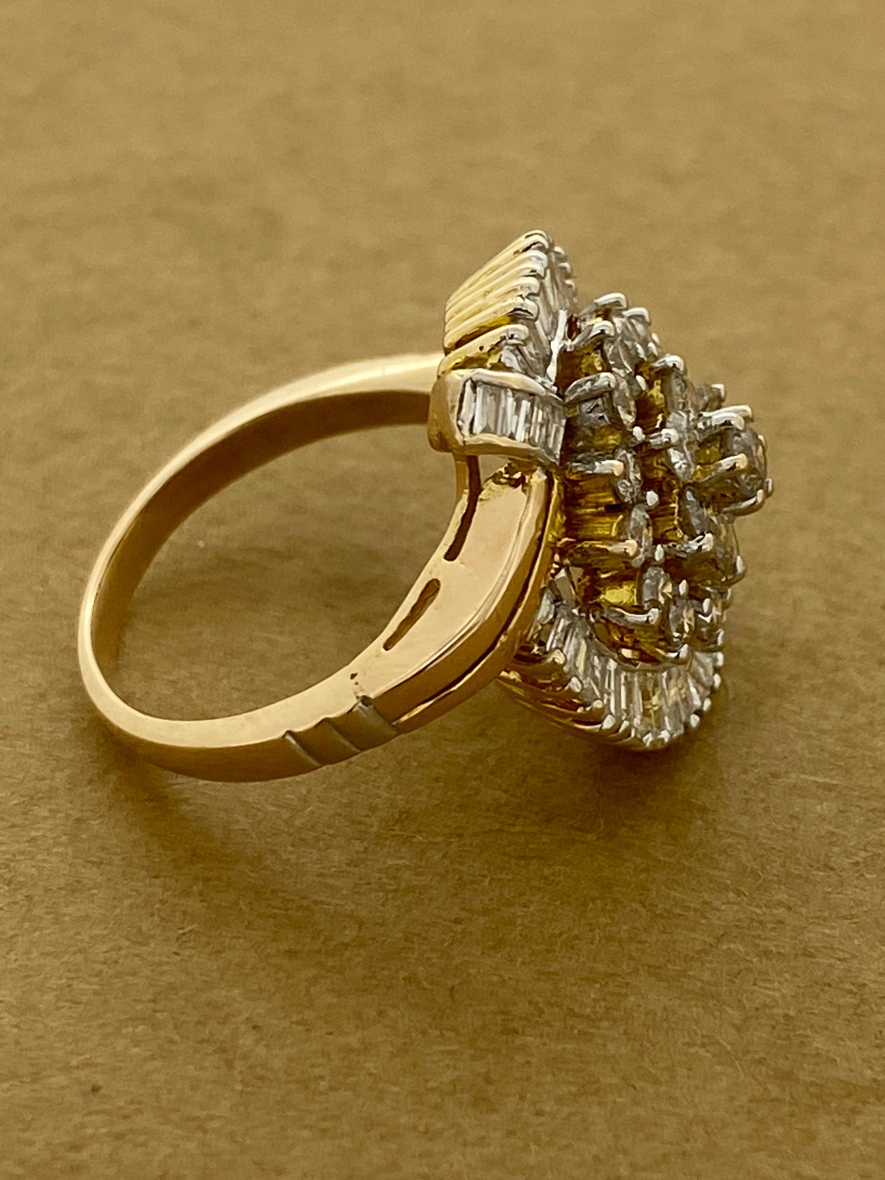 Superbe bague en or jaune 14 carats avec grappe de diamants de 1,50 carat (tailles rondes et baguettes) en vente 1