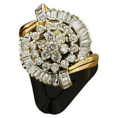 Splendido anello con cluster di diamanti da 1,50 carati (tagli tondi e baguette) in oro giallo 14K