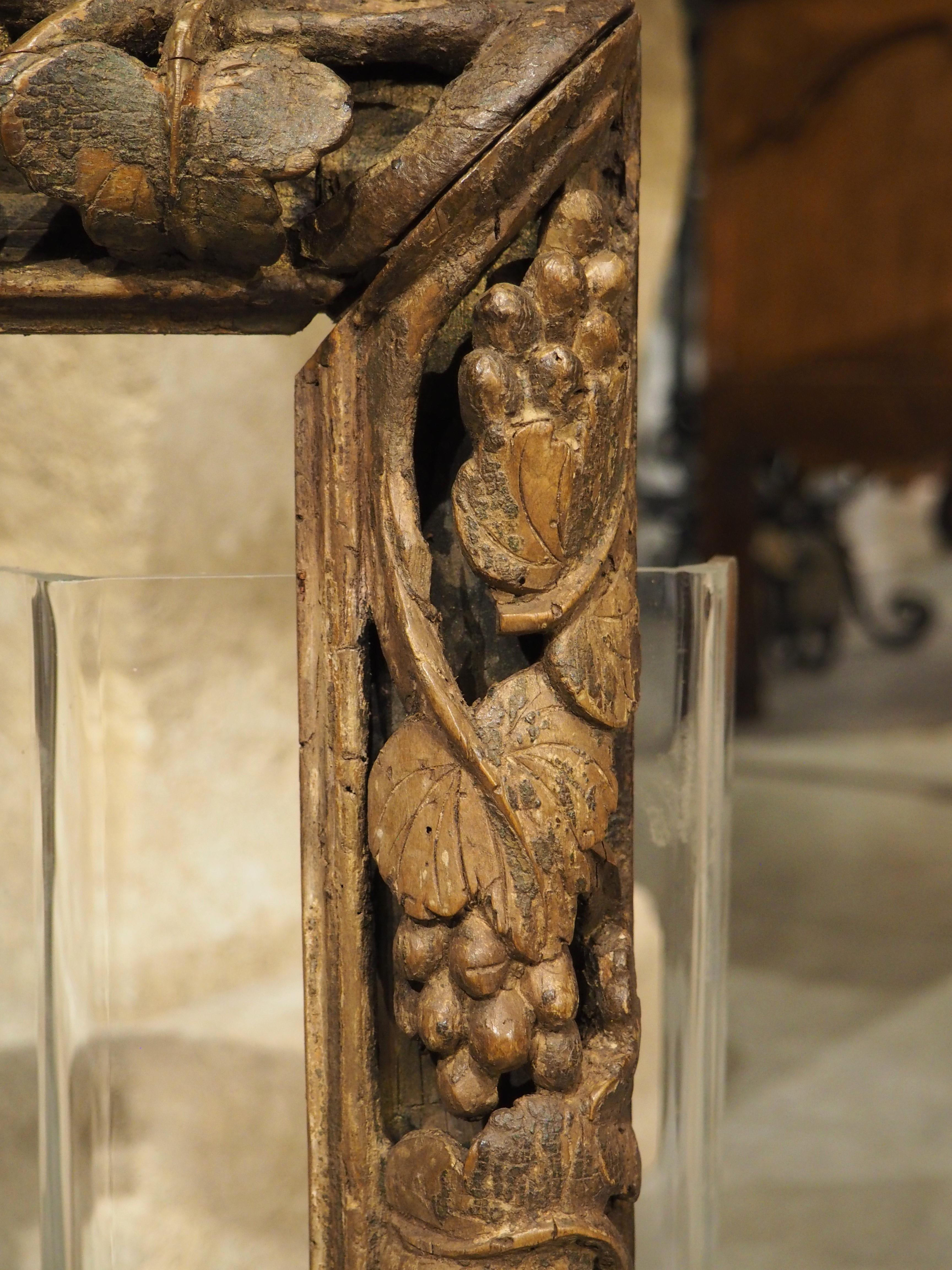 Bois Superbe cadre en bois sculpté du 16ème siècle avec frise de vigne percée en vente