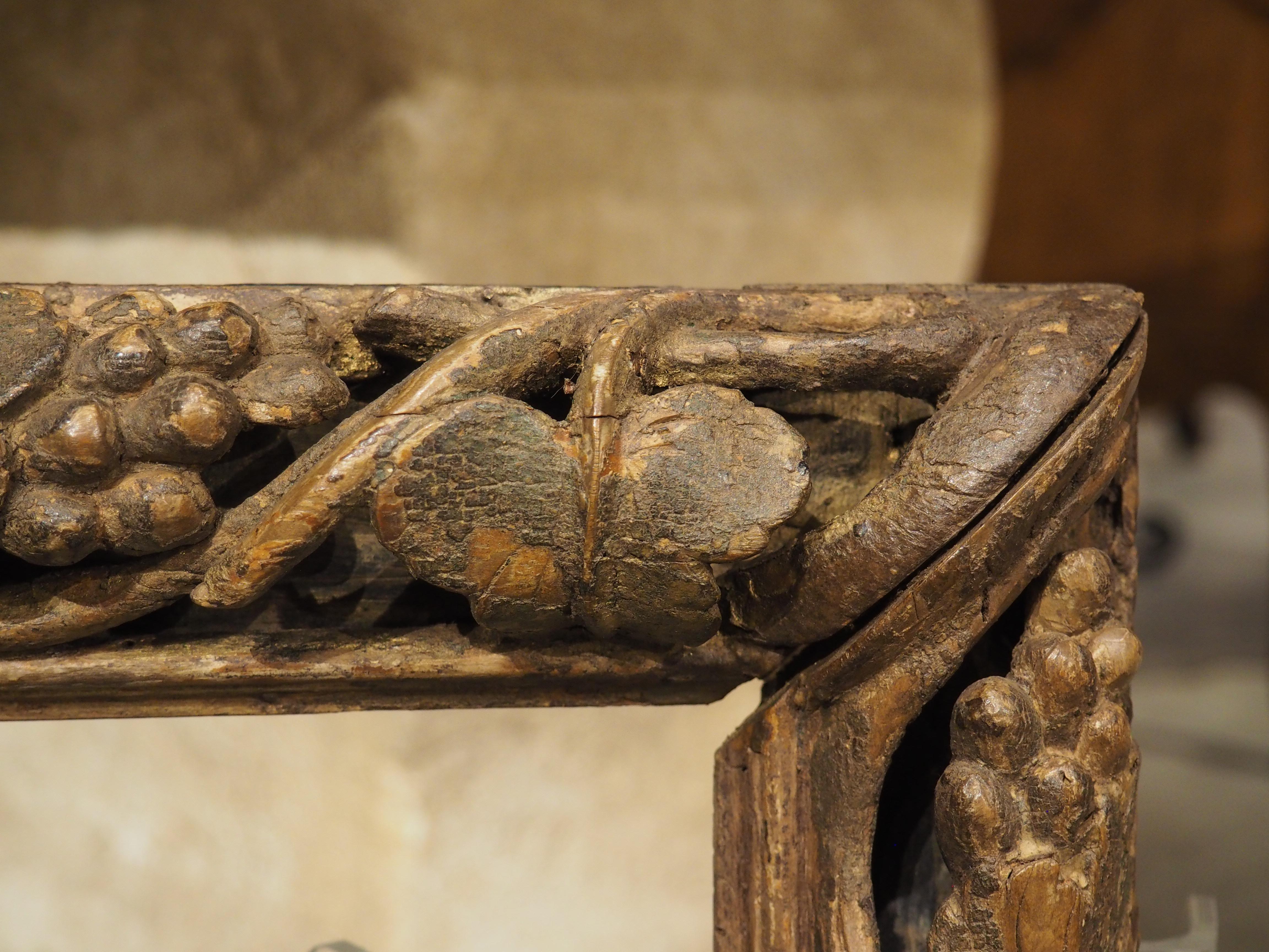 Hervorragender geschnitzter Holzrahmen des 16. Jahrhunderts mit durchbrochenem Weinreben-Fries im Angebot 4