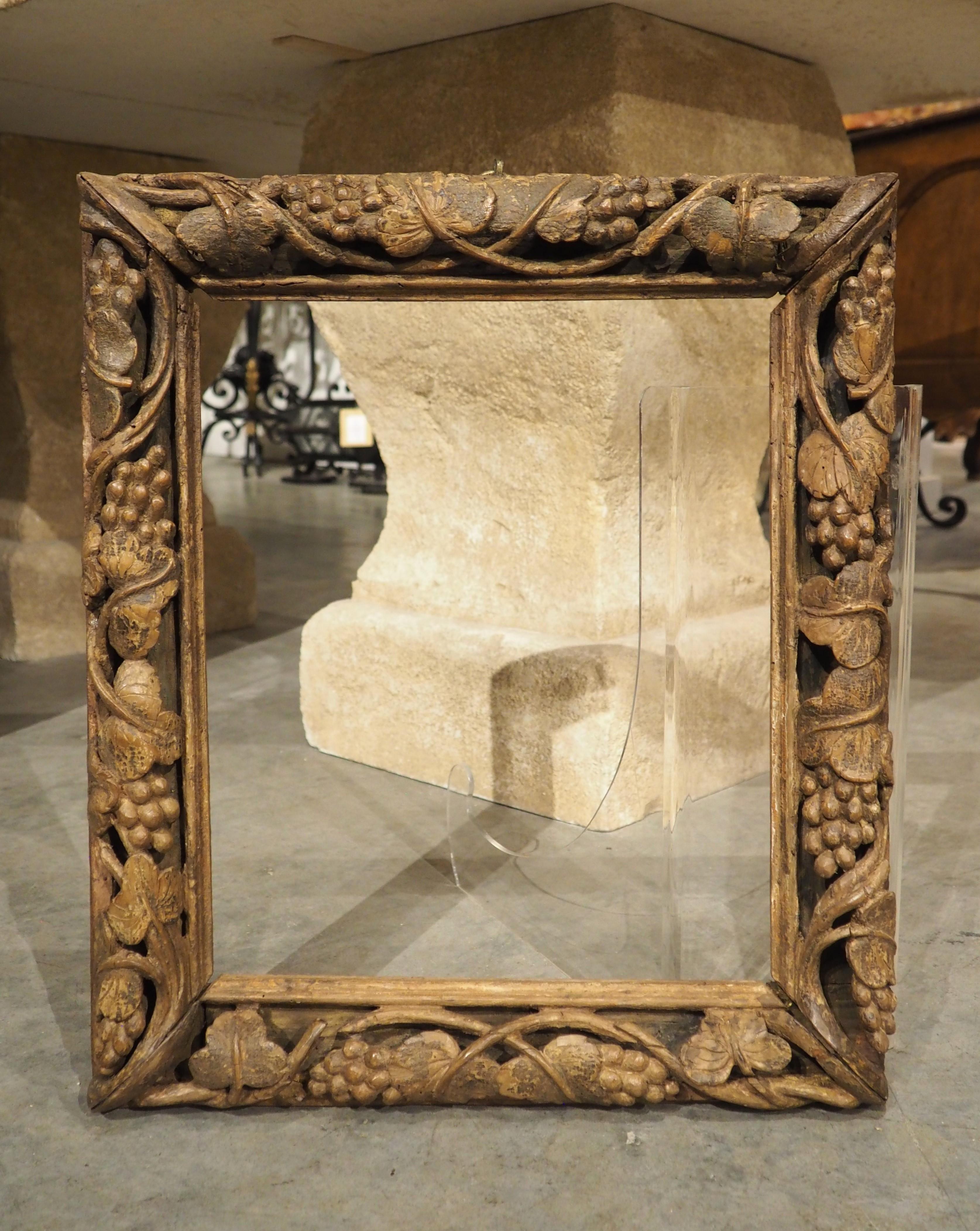 Superbe cadre en bois sculpté du 16ème siècle avec frise de vigne percée en vente 5
