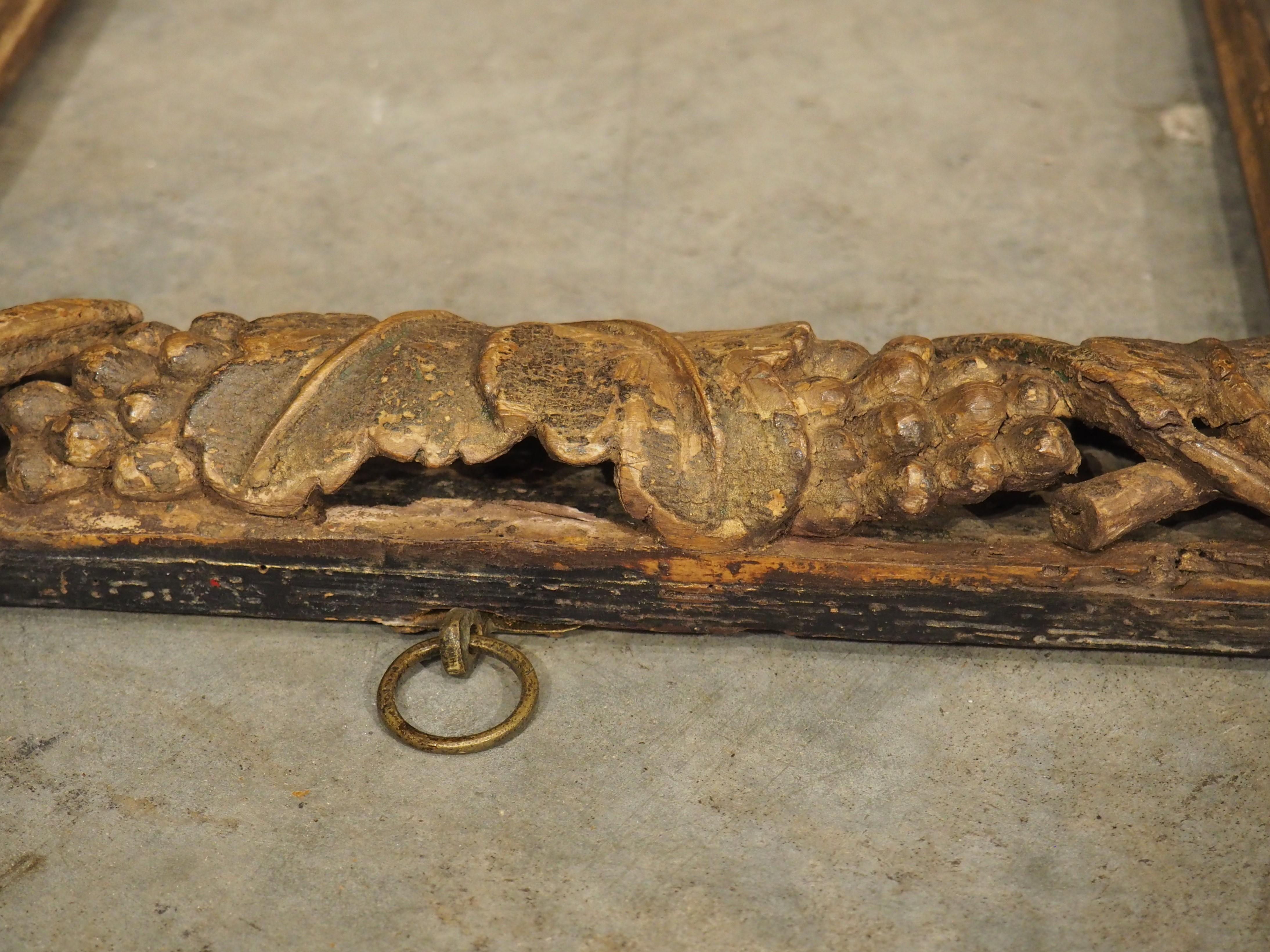 Dieser wunderbare Holzrahmen, der um 1500 von einem Handwerksmeister handgeschnitzt wurde, weist einen durchbrochenen Weinrebenfries auf, der eine dünne Hohlkehle im Inneren umgibt. Die sehr detaillierten Schnitzereien bestehen aus mehreren