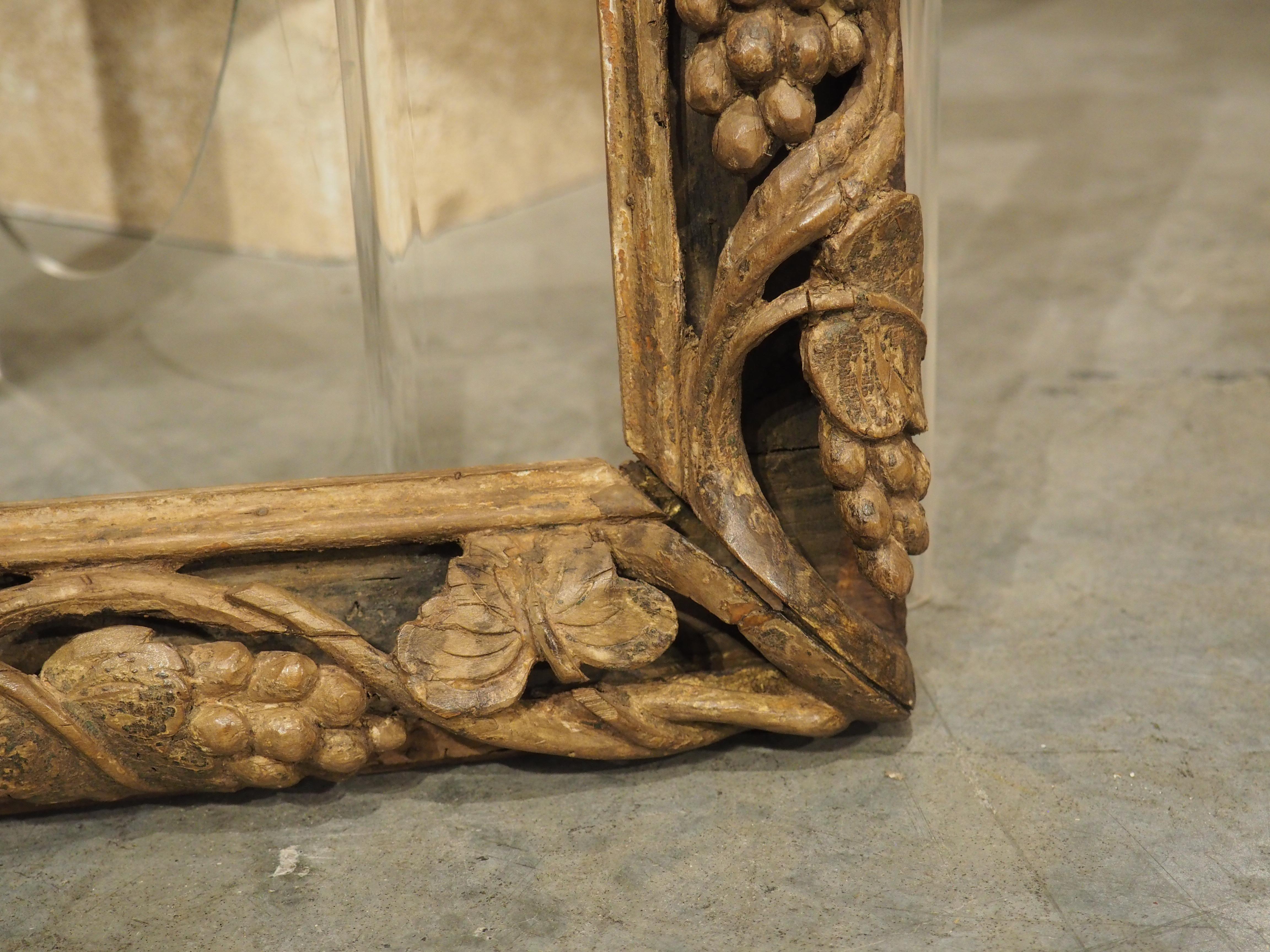 Superbe cadre en bois sculpté du 16ème siècle avec frise de vigne percée Bon état - En vente à Dallas, TX