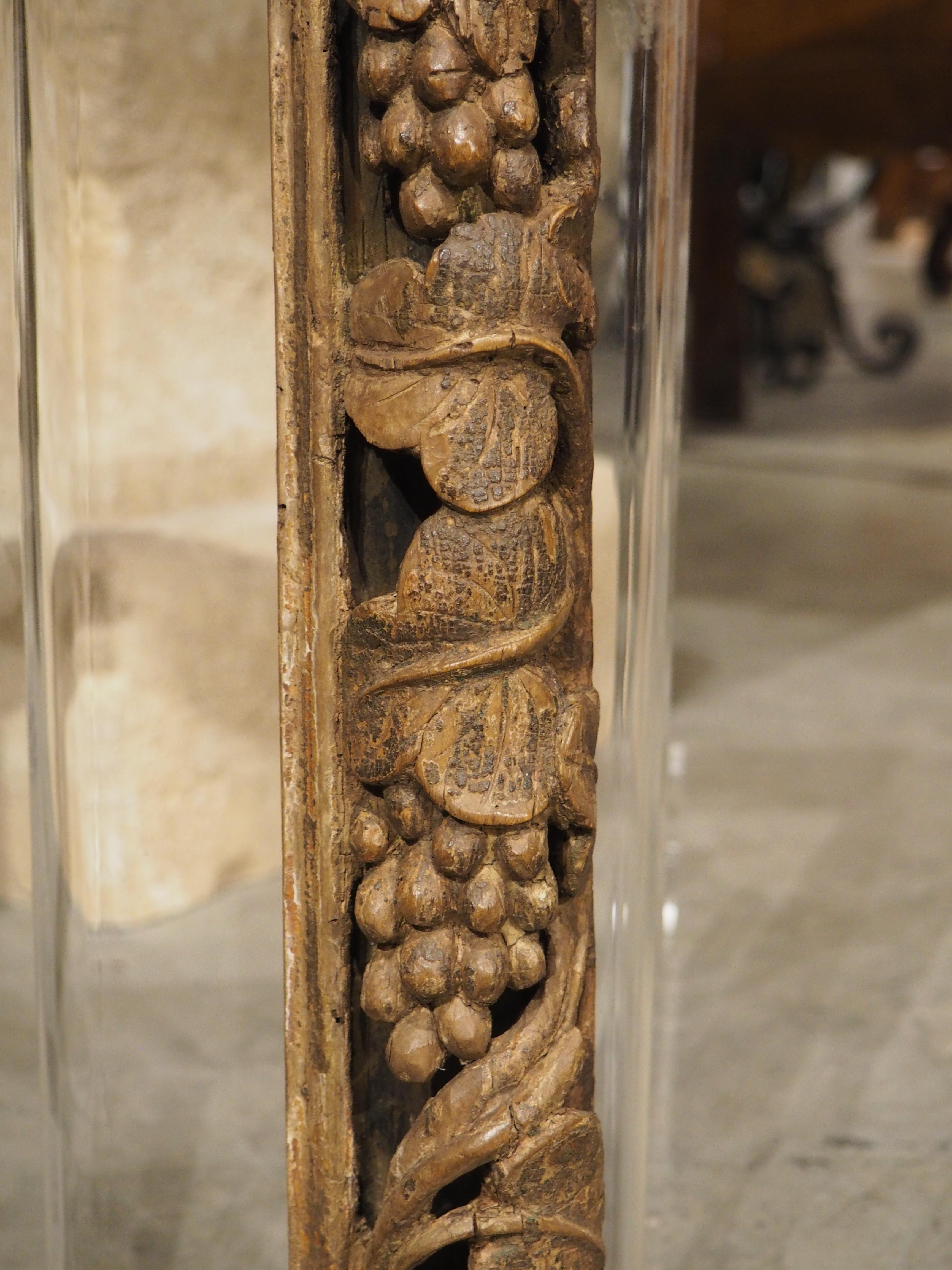 Hervorragender geschnitzter Holzrahmen des 16. Jahrhunderts mit durchbrochenem Weinreben-Fries im Angebot 2