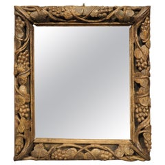 Superbe cadre en bois sculpté du 16ème siècle avec frise de vigne percée