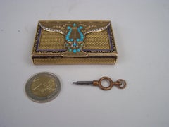 Superb 18K gold "Sur plateau" musical snuff  box purse form
