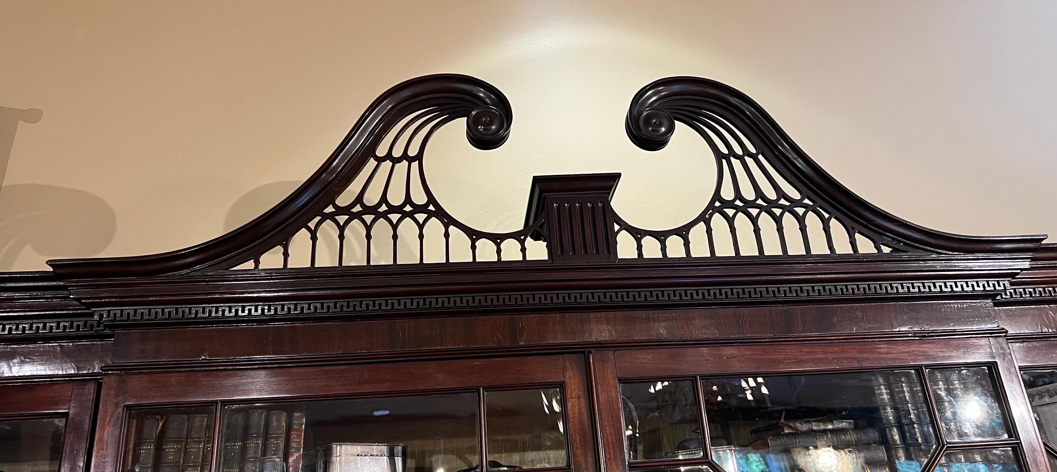 Superb 18th century Georgian Mahogany Breakfront Secretary Bookcase   In Good Condition For Sale In Charleston, SC