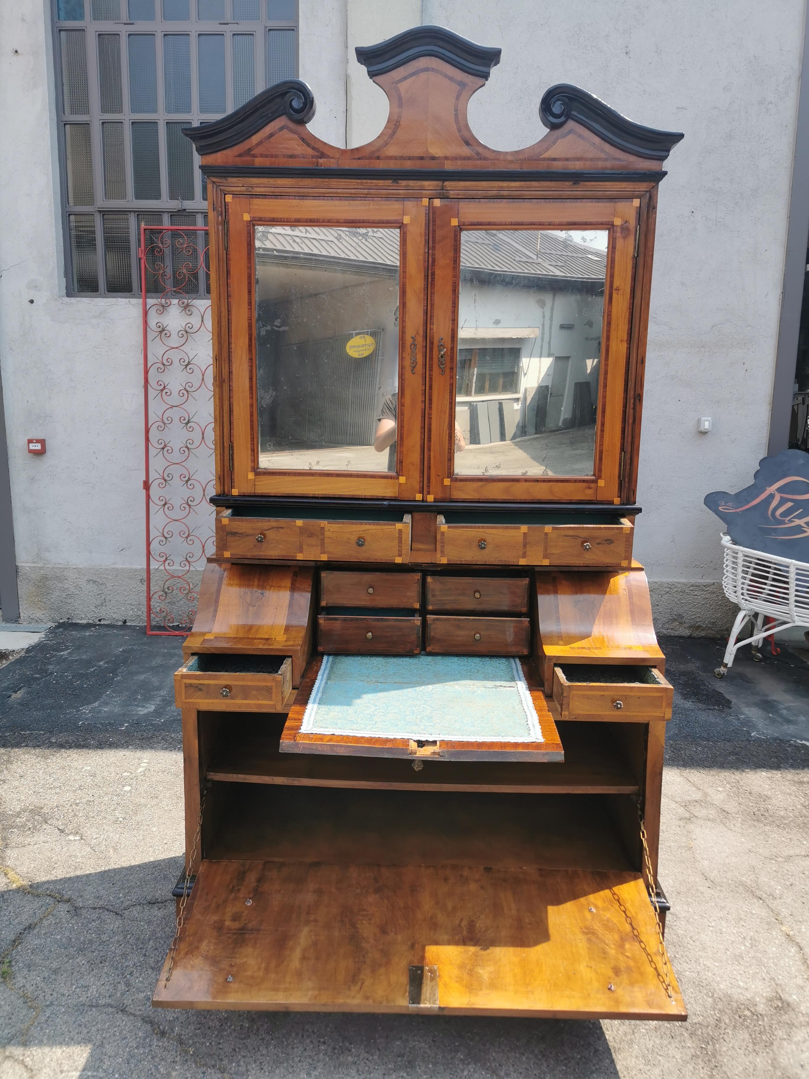 18th century Walnut Vitrine, pimedmont Italy about 1780 In Good Condition In Torino, IT