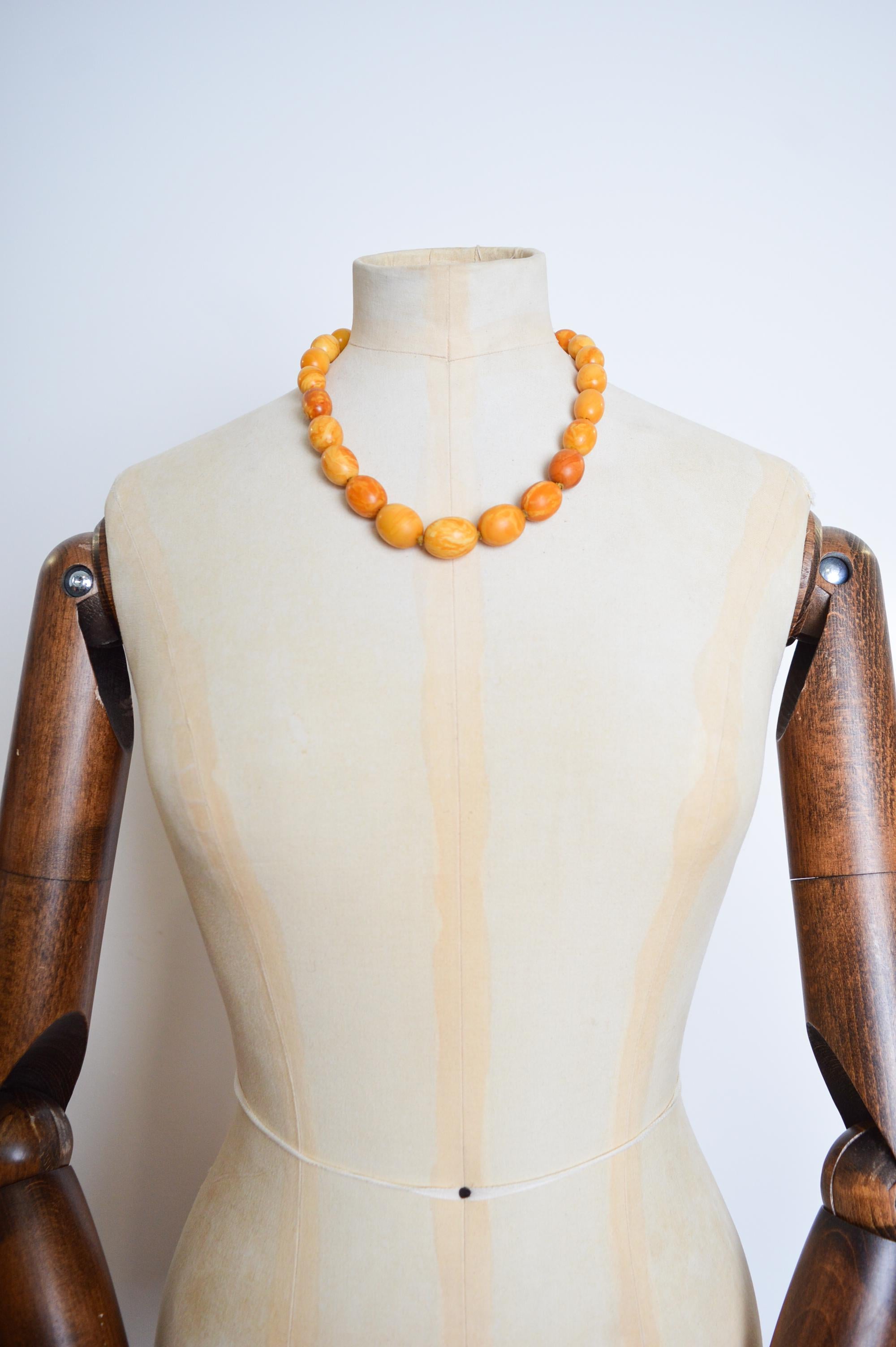 Hervorragende 1930er Jahre abgestufte Bernstein Butterscotch Perlen Choker - Halskette im Angebot 8