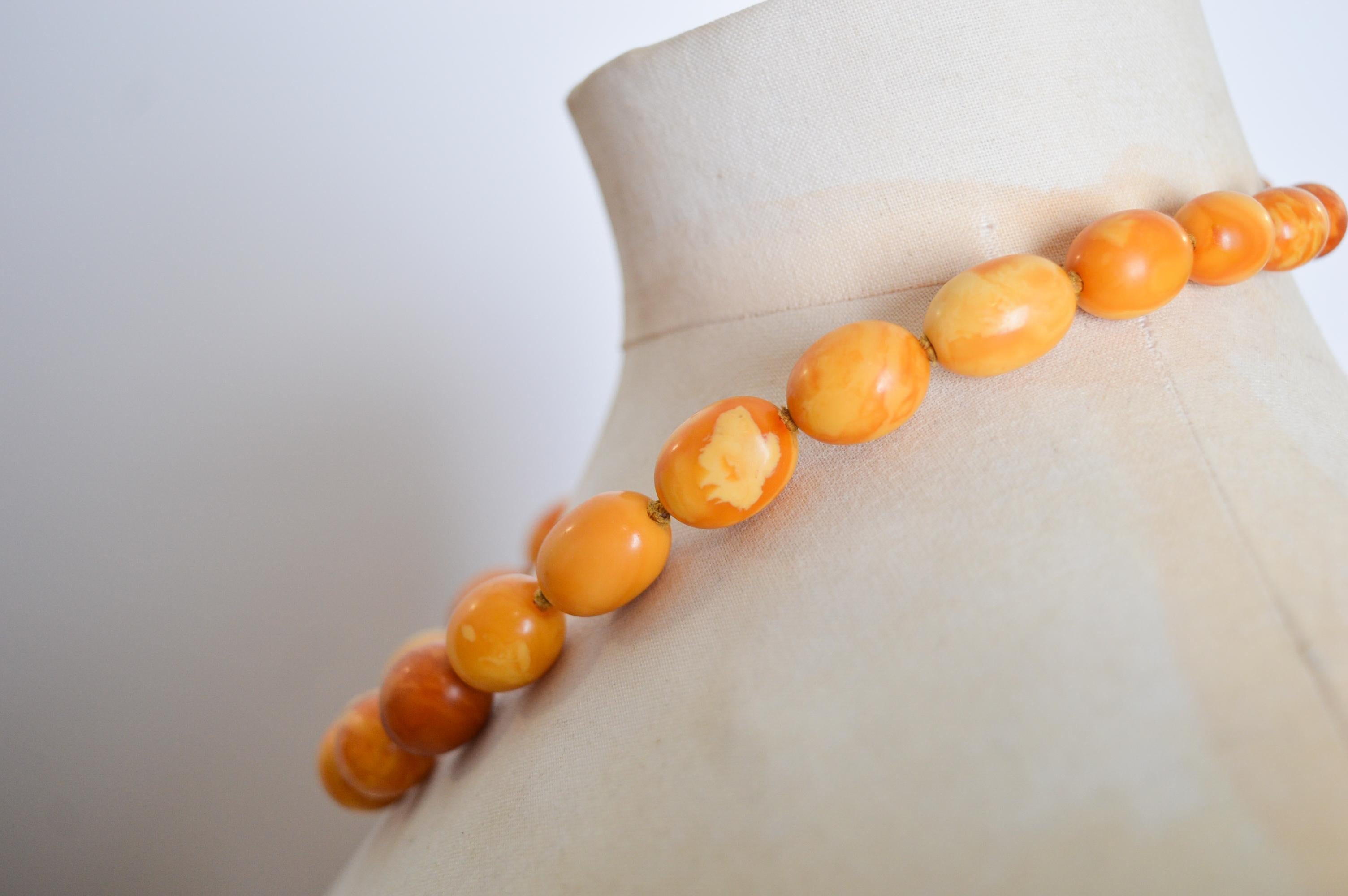 Superb 1930's Graduated Amber Butterscotch Beaded Choker - Necklace For Sale 10