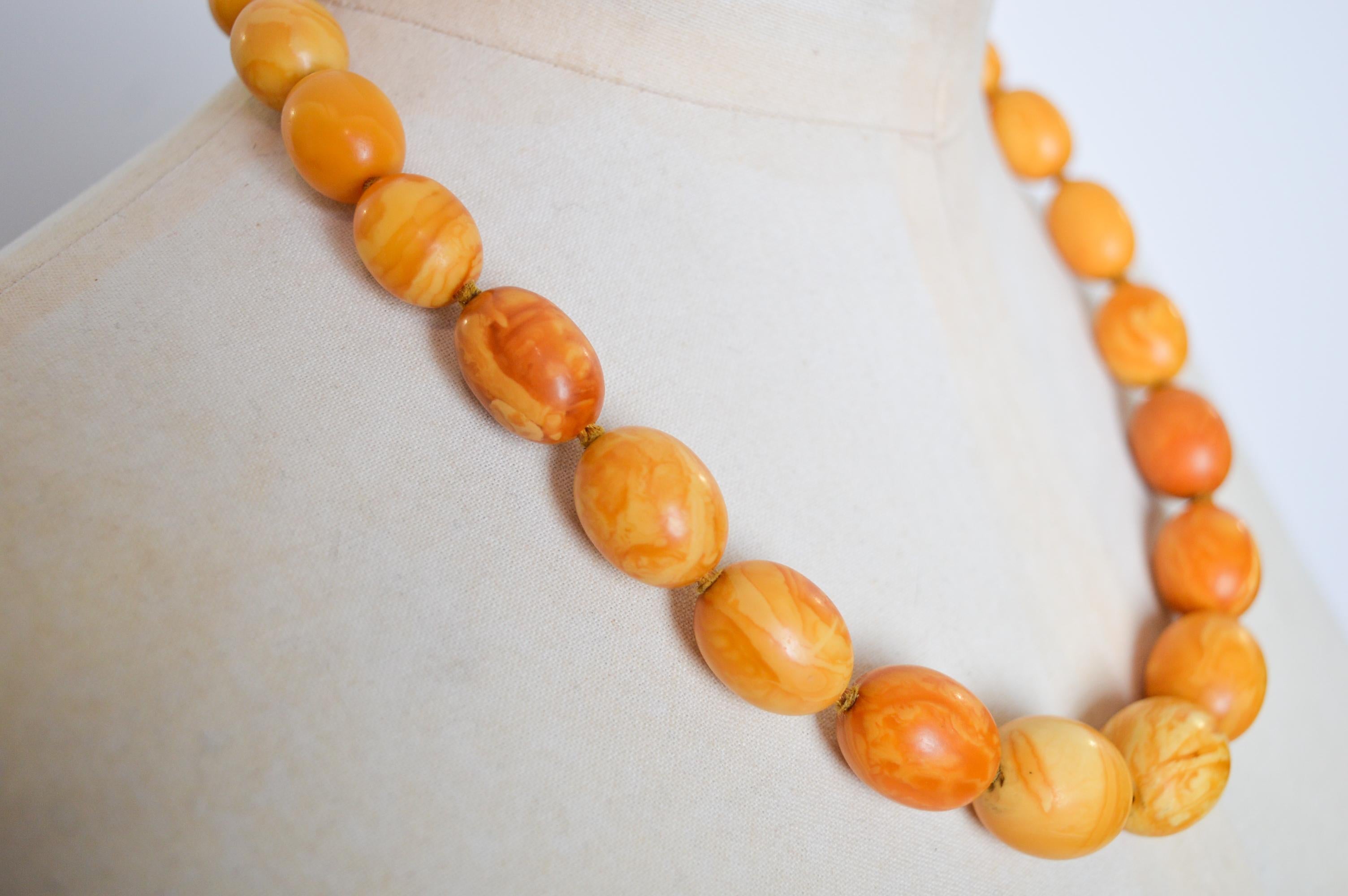 Superb 1930's Graduated Amber Butterscotch Beaded Choker - Necklace For Sale 11