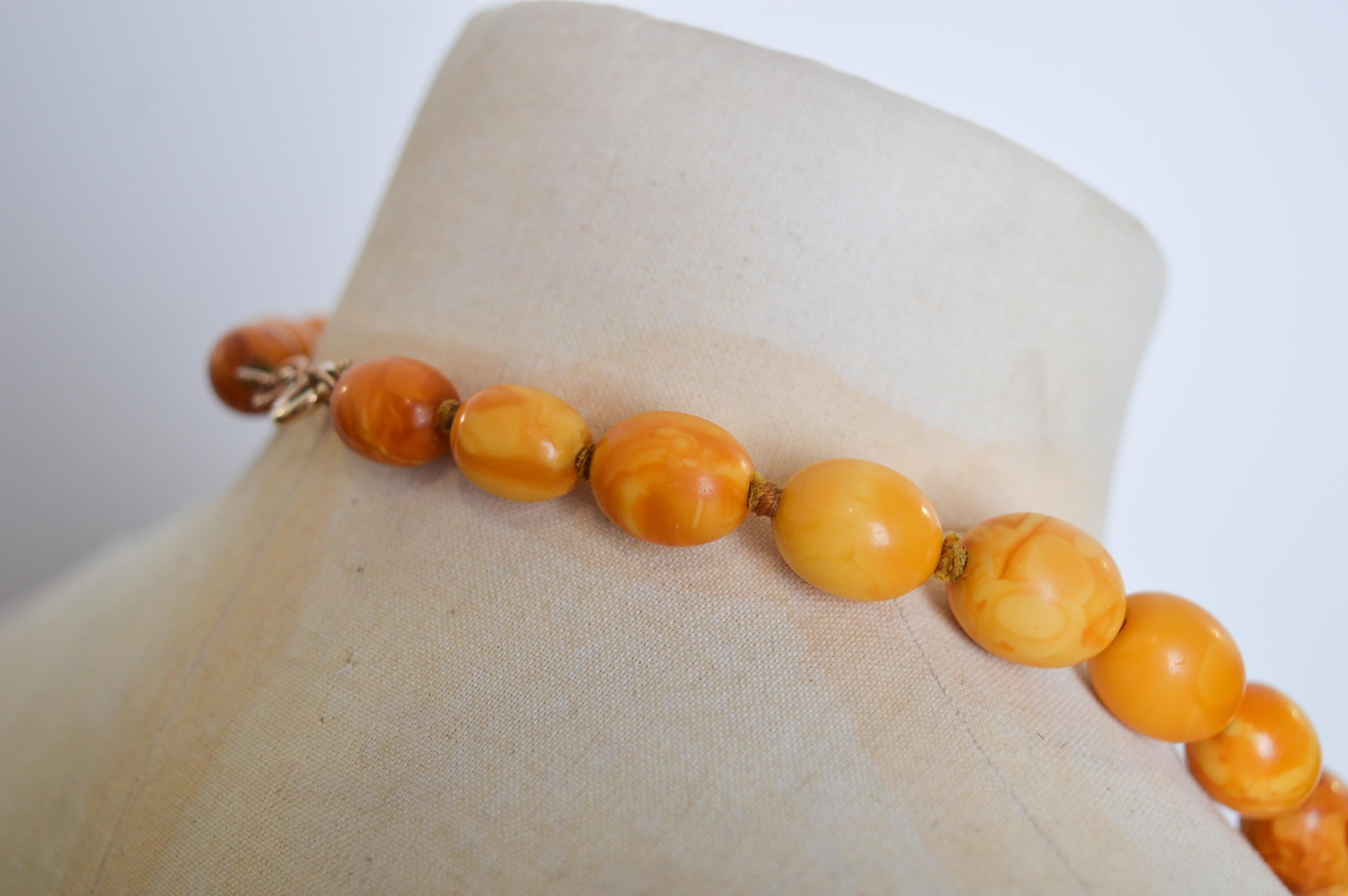 Superb 1930's Graduated Amber Butterscotch Beaded Choker - Necklace For Sale 12