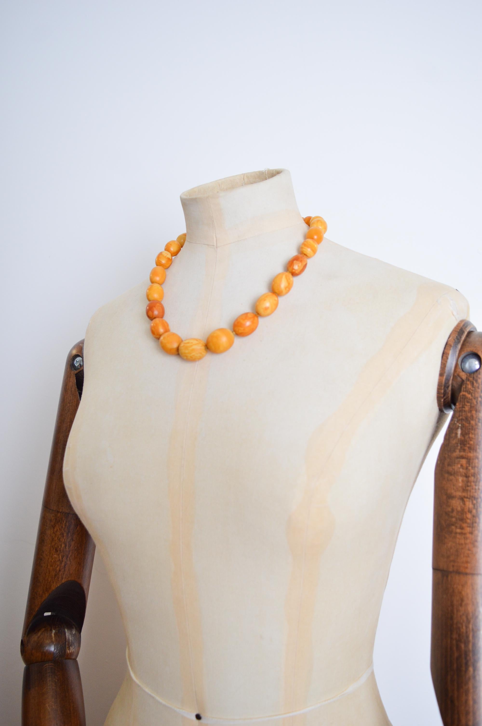 Hervorragende 1930er Jahre abgestufte Bernstein Butterscotch Perlen Choker - Halskette für Damen oder Herren im Angebot
