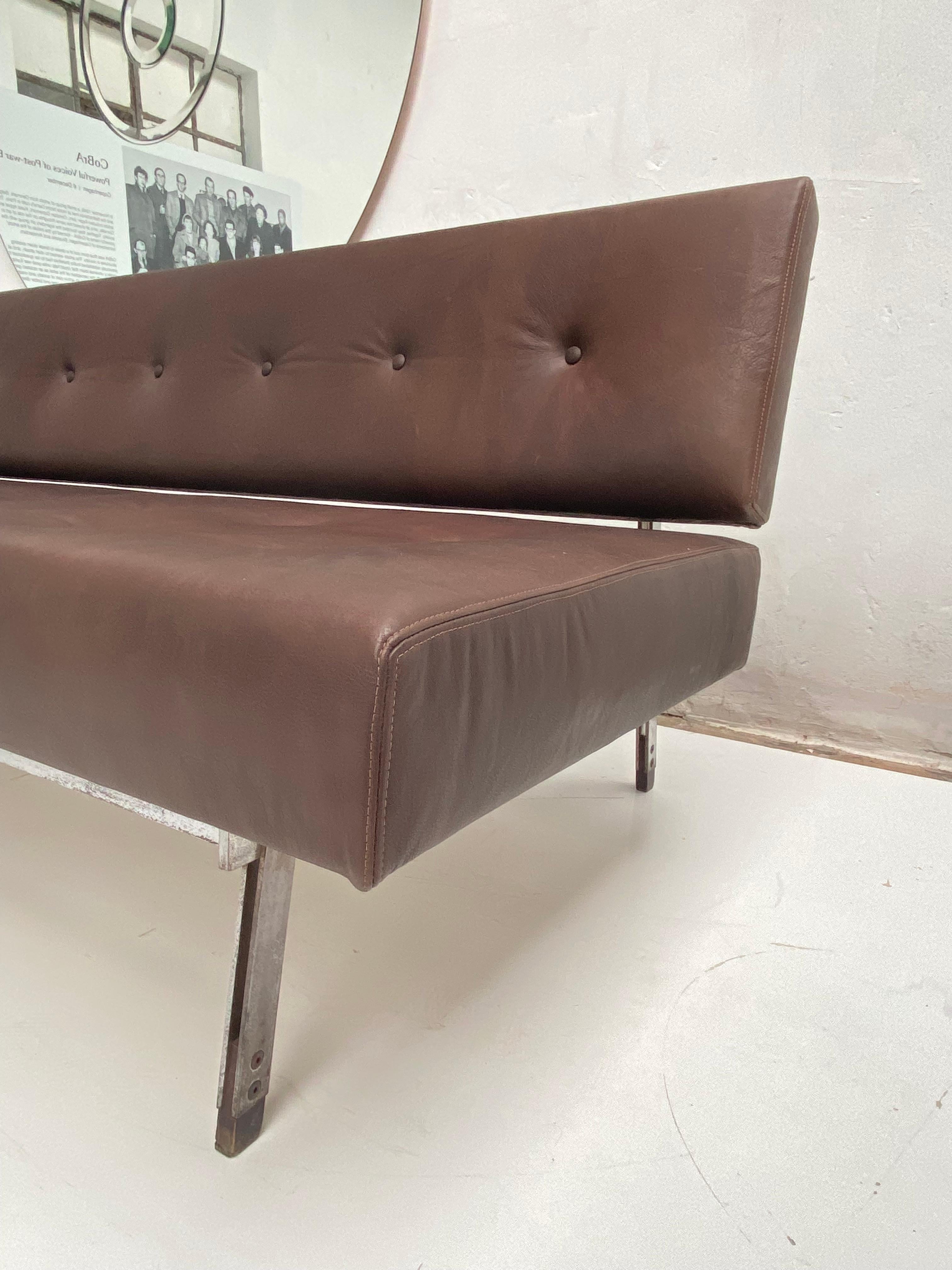 Superb and very rare 1958 '872' sofa by Gianfranco Frattini for Cassina, Italy.

This 3 seat sofa has been newly upholstered with new Pantera TM foam and finished in superb dark brown buttoned leather in our upholstery atelier

Nickel plated legs