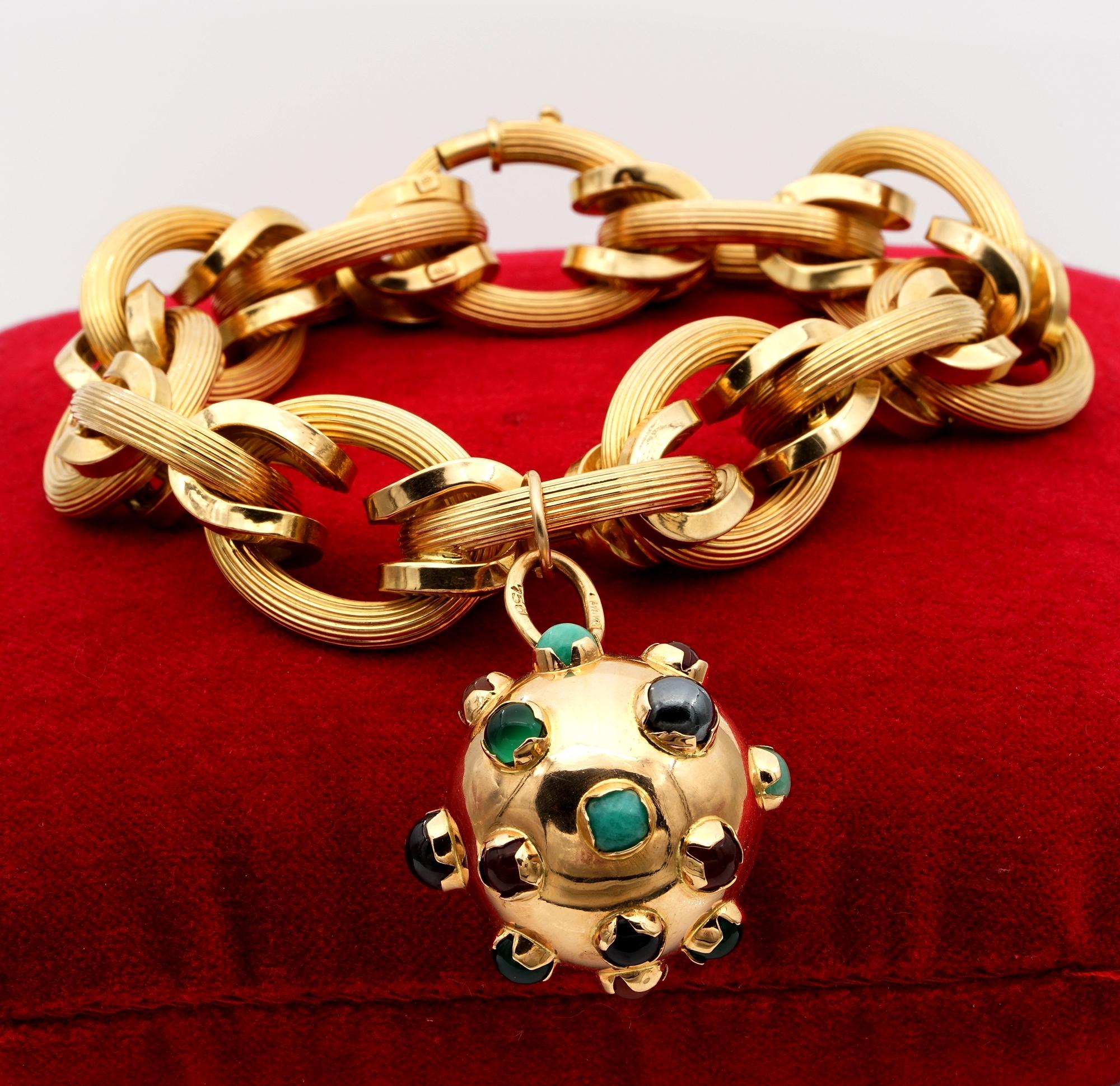 The Very best For Charms

A stylish 18 ct yellow gold bracelet by Italian Goldsmith Craftsmanship, c.1960
Designed as a straight row of highly articulated openwork oval shaped links with piped profile alternated polished gold links creating enormous
