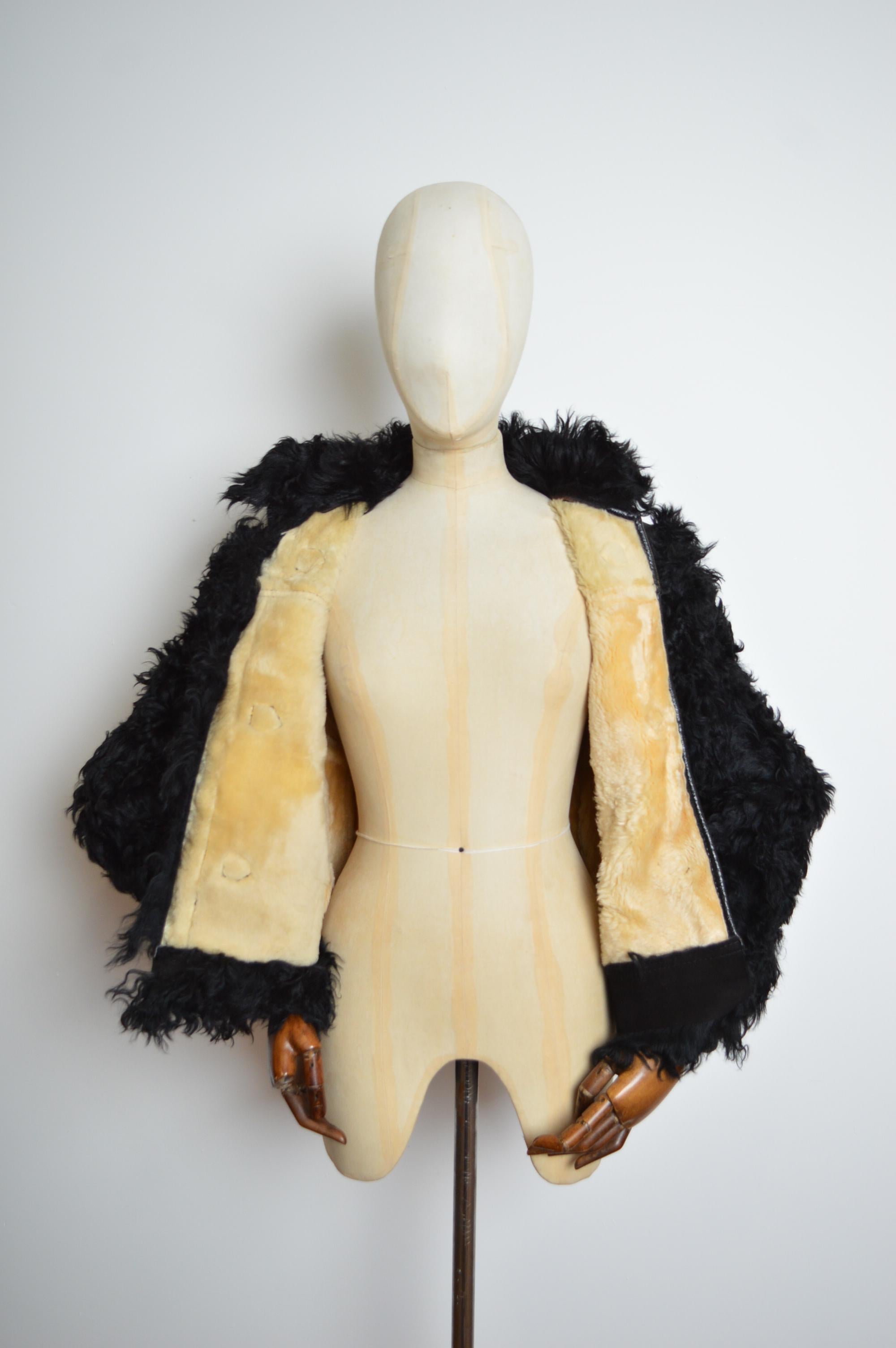 Superb 1960s Black shiny Painted Vinyl & Curly Shearling - sheepskin Coat For Sale 6