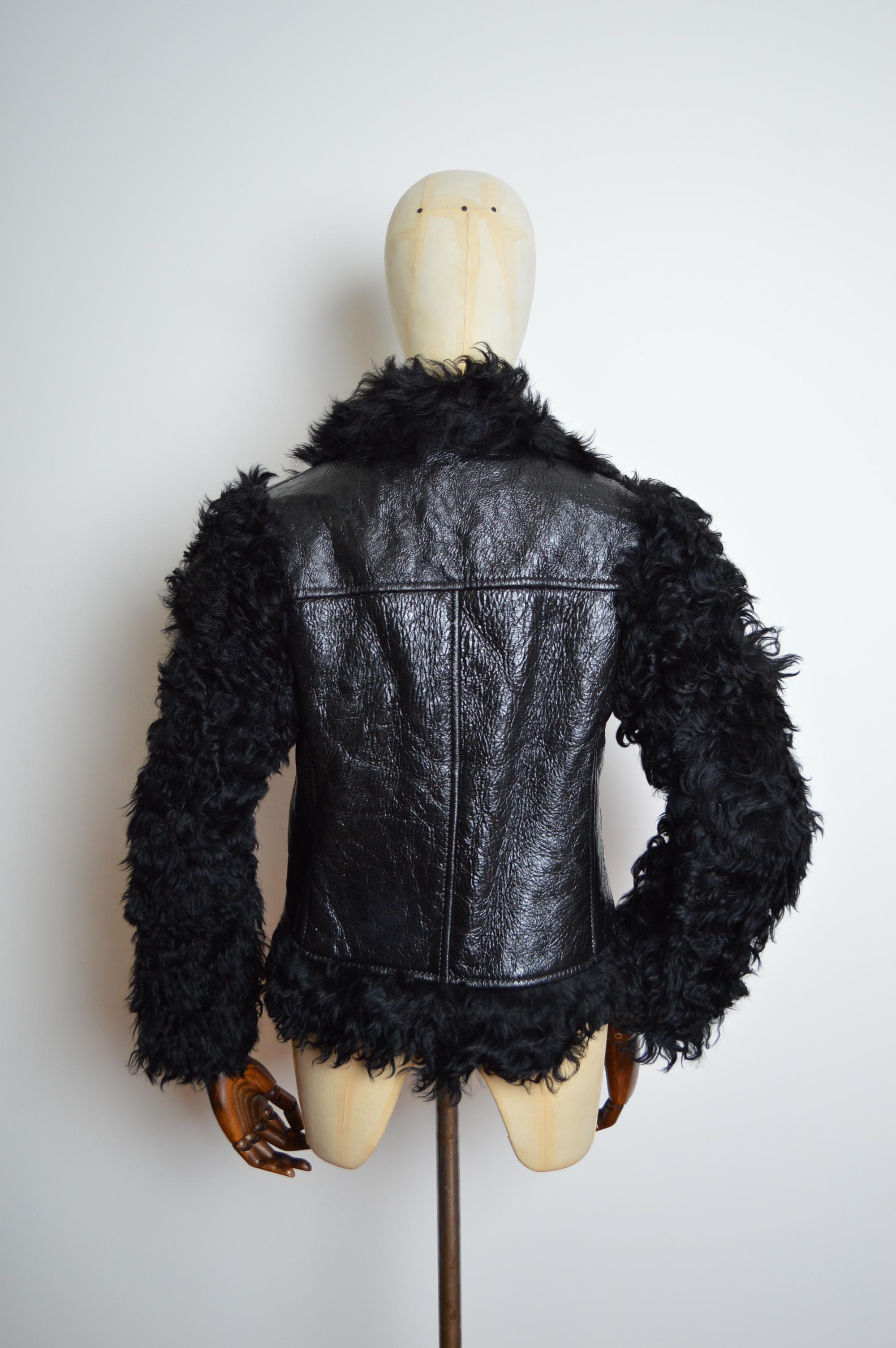 Superb 1960s Black shiny Painted Vinyl & Curly Shearling - sheepskin Coat For Sale 8