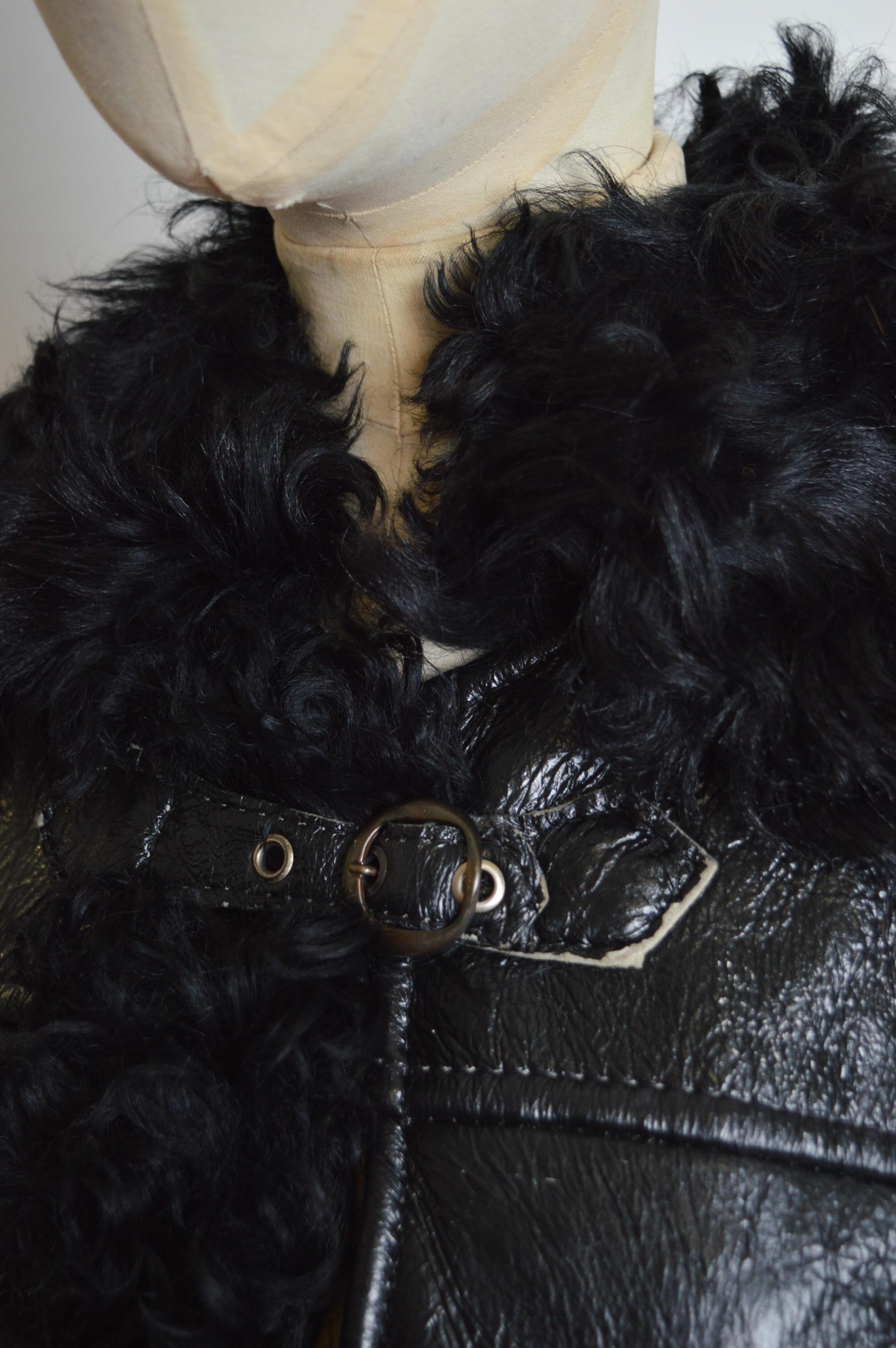 Superb 1960s Black shiny Painted Vinyl & Curly Shearling - sheepskin Coat For Sale 9