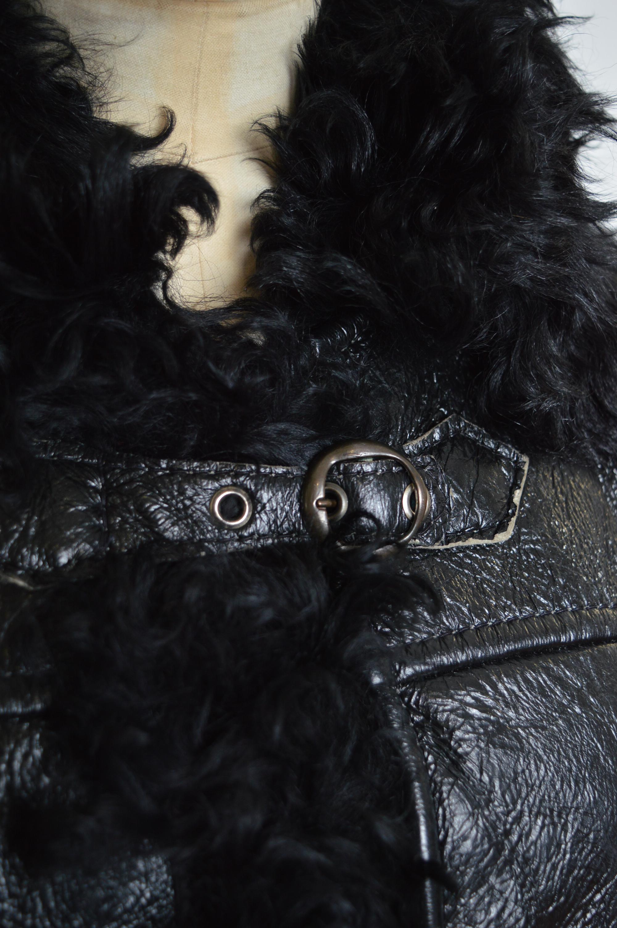 Superb 1960s Black shiny Painted Vinyl & Curly Shearling - sheepskin Coat For Sale 3