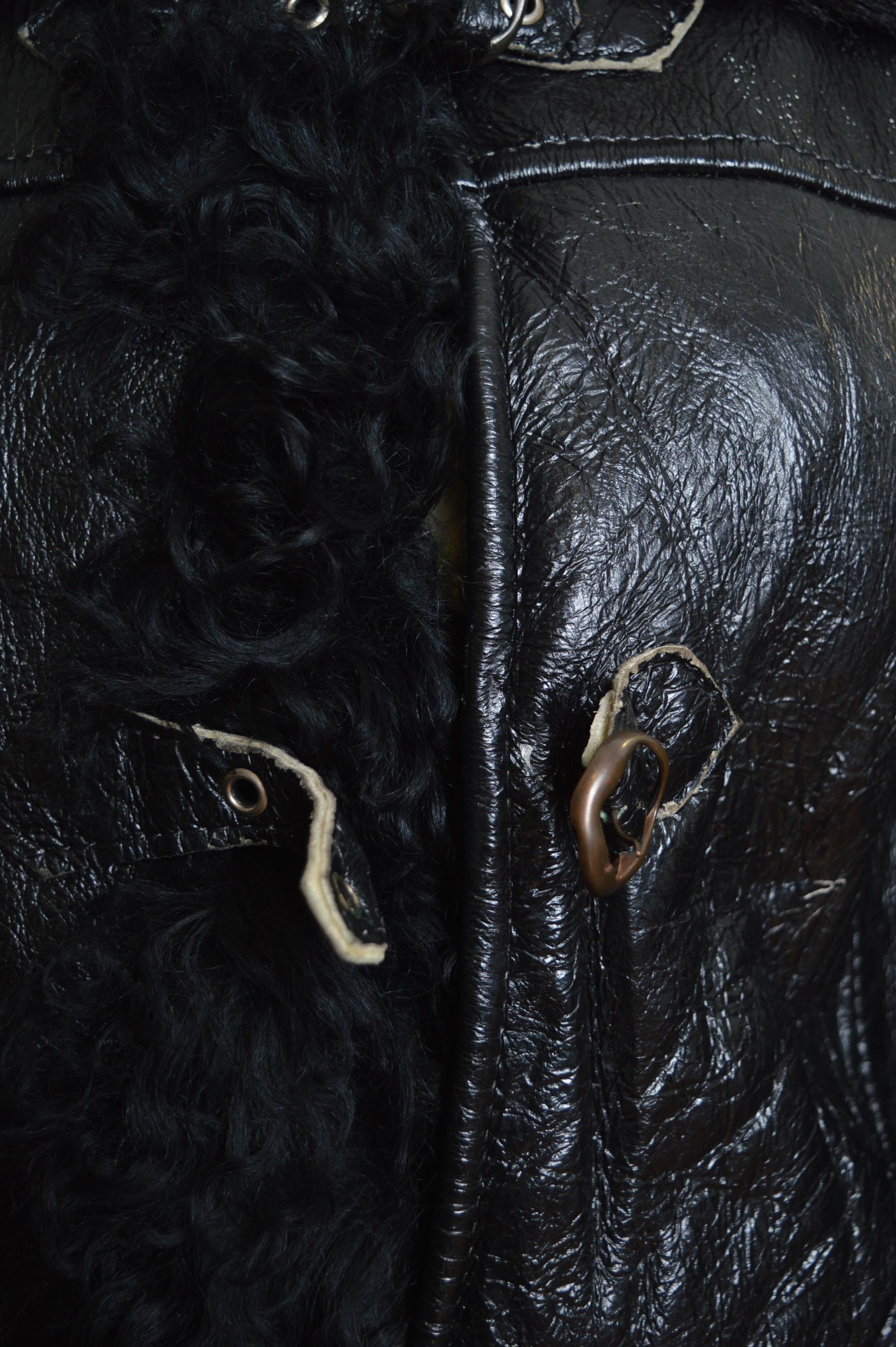 Superb 1960s Black shiny Painted Vinyl & Curly Shearling - sheepskin Coat For Sale 5