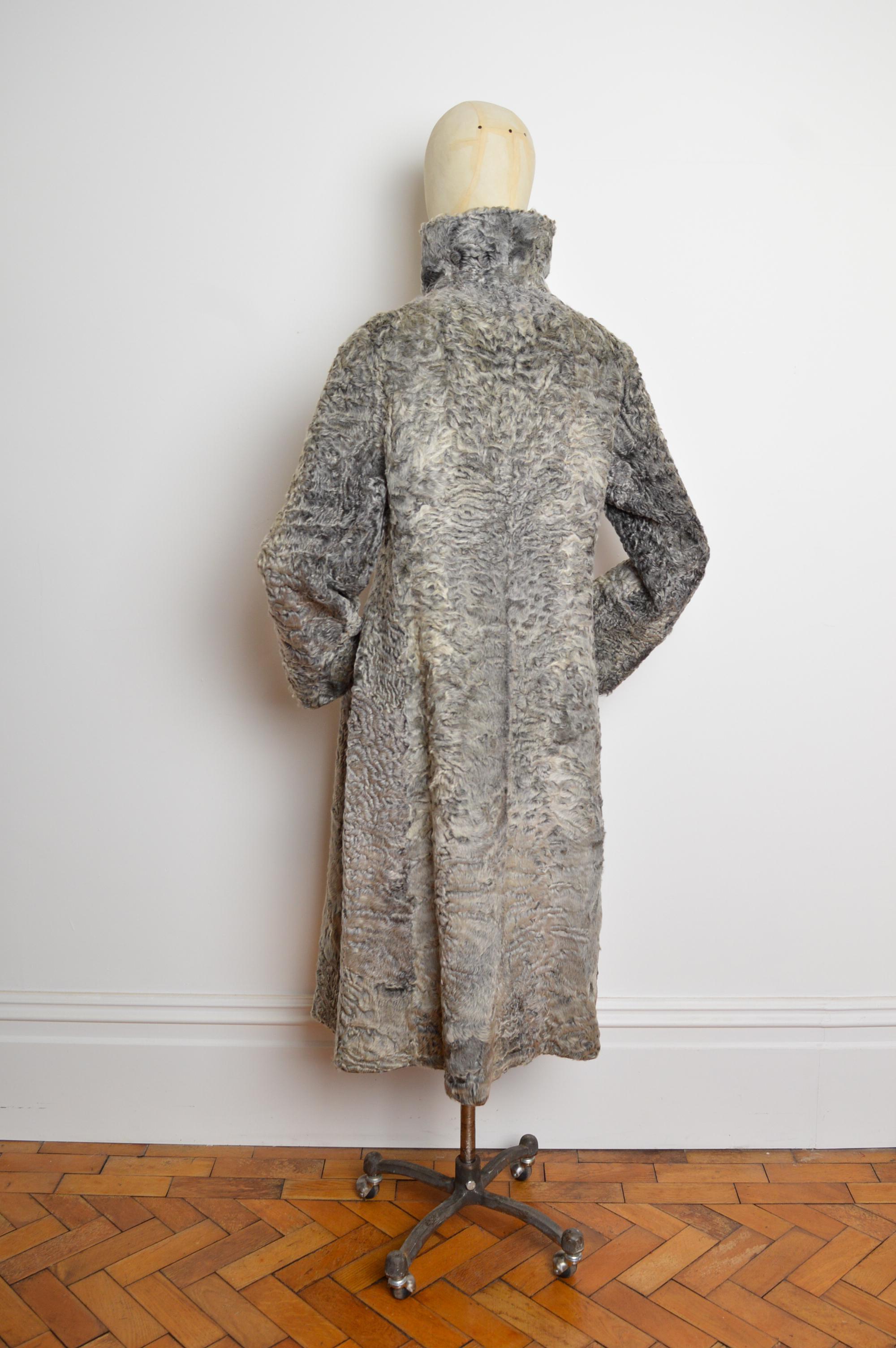 Superbo cappotto sartoriale grigio degli anni '70 in pelliccia d'agnello Astrakhan Karakul in vendita 5