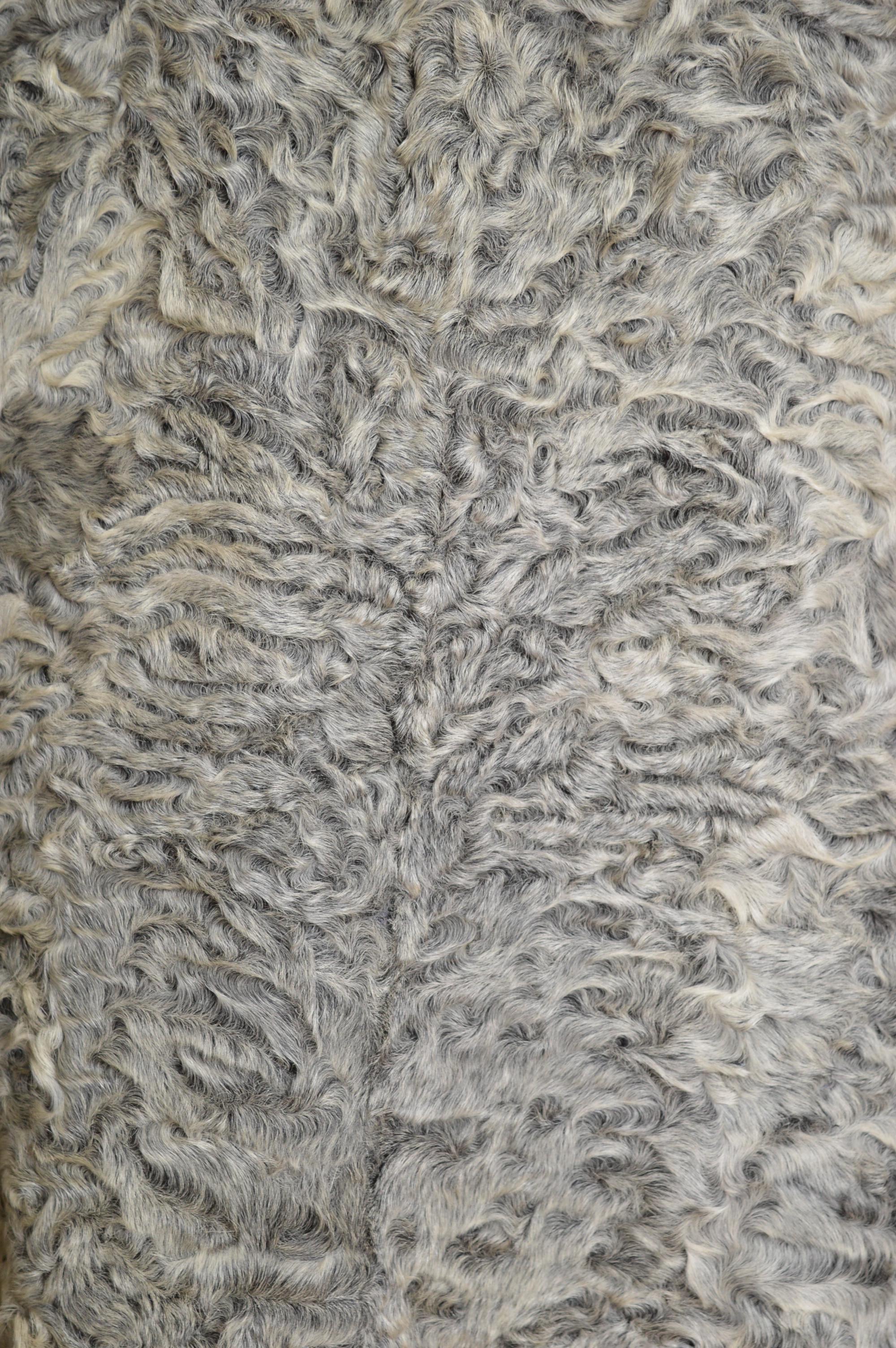 Superbo cappotto sartoriale grigio degli anni '70 in pelliccia d'agnello Astrakhan Karakul in vendita 7