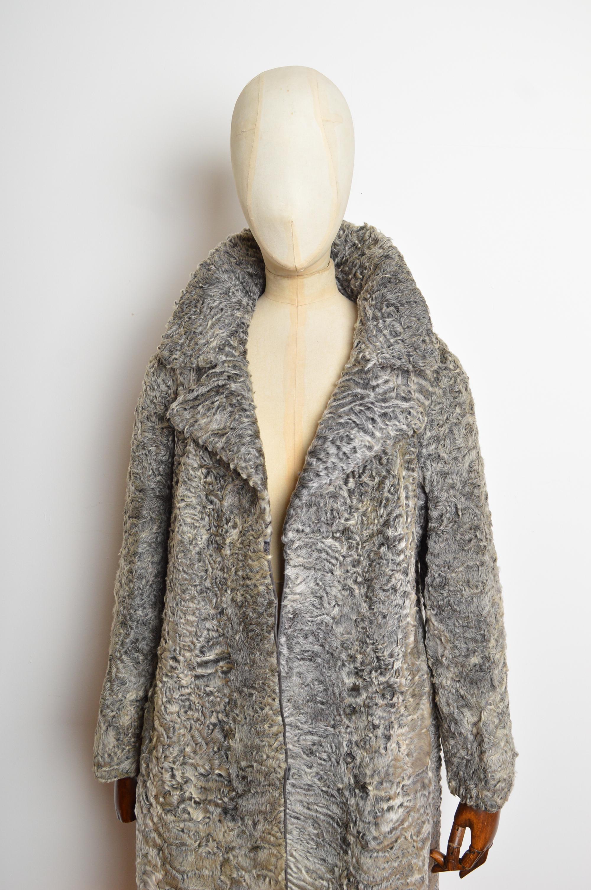 Grigio Superbo cappotto sartoriale grigio degli anni '70 in pelliccia d'agnello Astrakhan Karakul in vendita