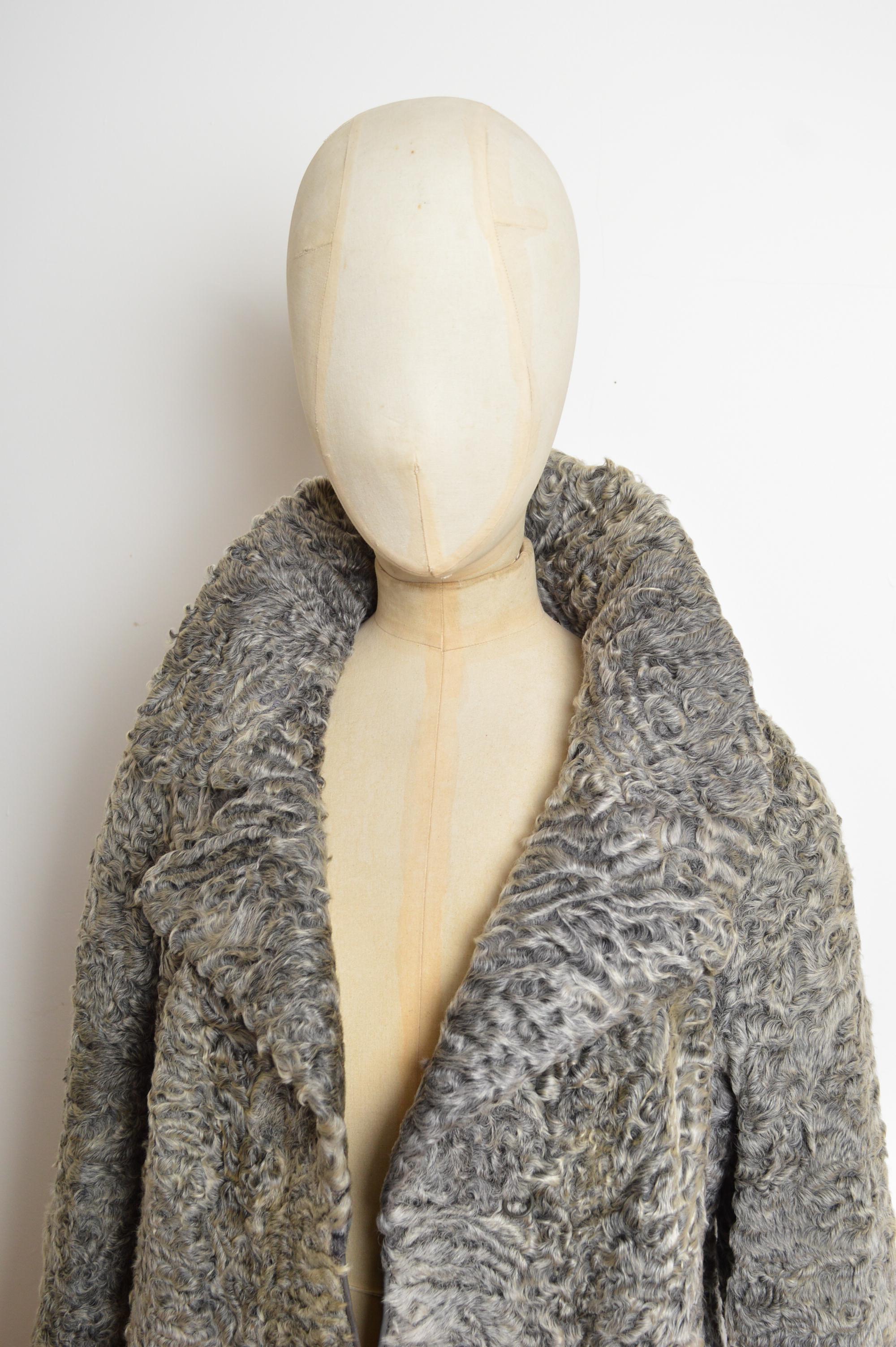 Superbo cappotto sartoriale grigio degli anni '70 in pelliccia d'agnello Astrakhan Karakul In condizioni buone in vendita a Sheffield, GB