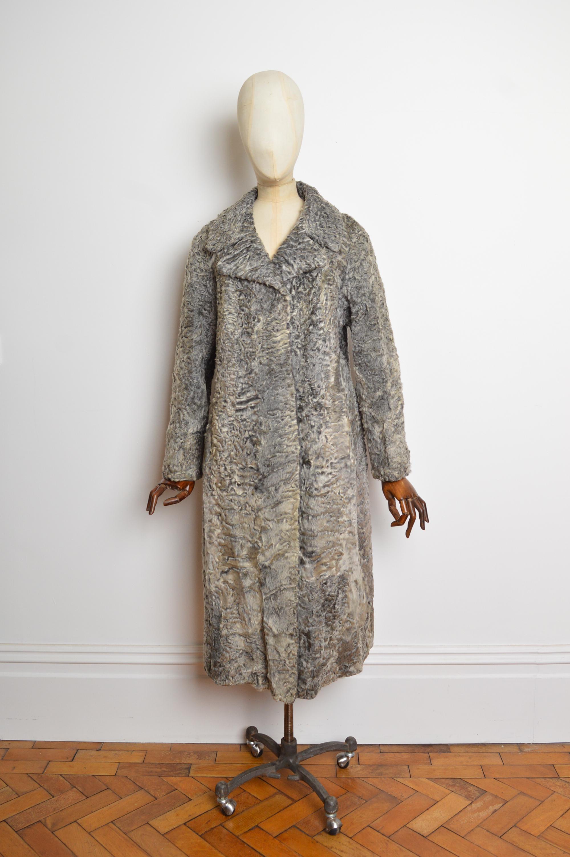 Donna Superbo cappotto sartoriale grigio degli anni '70 in pelliccia d'agnello Astrakhan Karakul in vendita