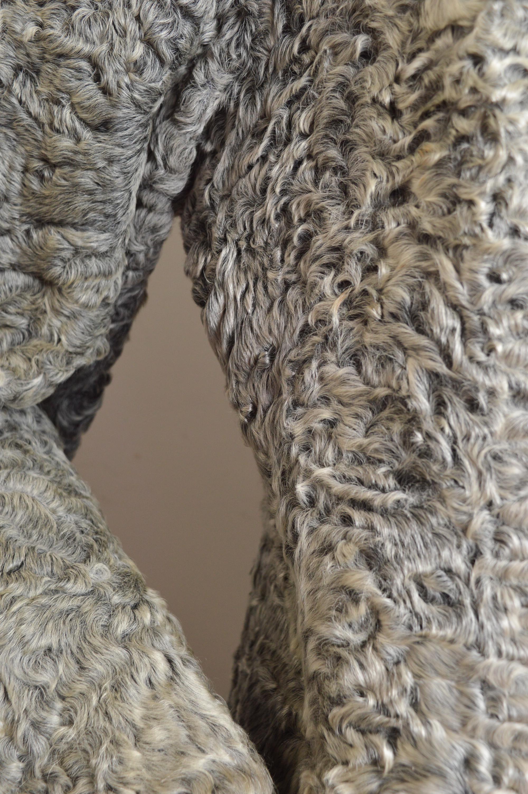 Superbo cappotto sartoriale grigio degli anni '70 in pelliccia d'agnello Astrakhan Karakul in vendita 2