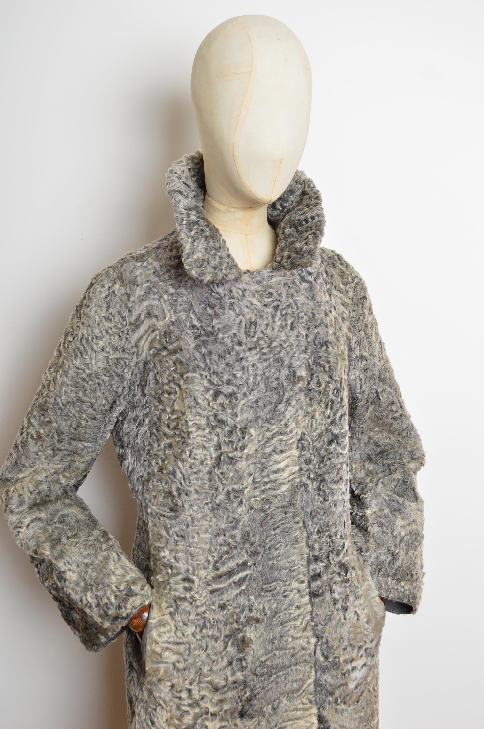 Superbo cappotto sartoriale grigio degli anni '70 in pelliccia d'agnello Astrakhan Karakul in vendita 4