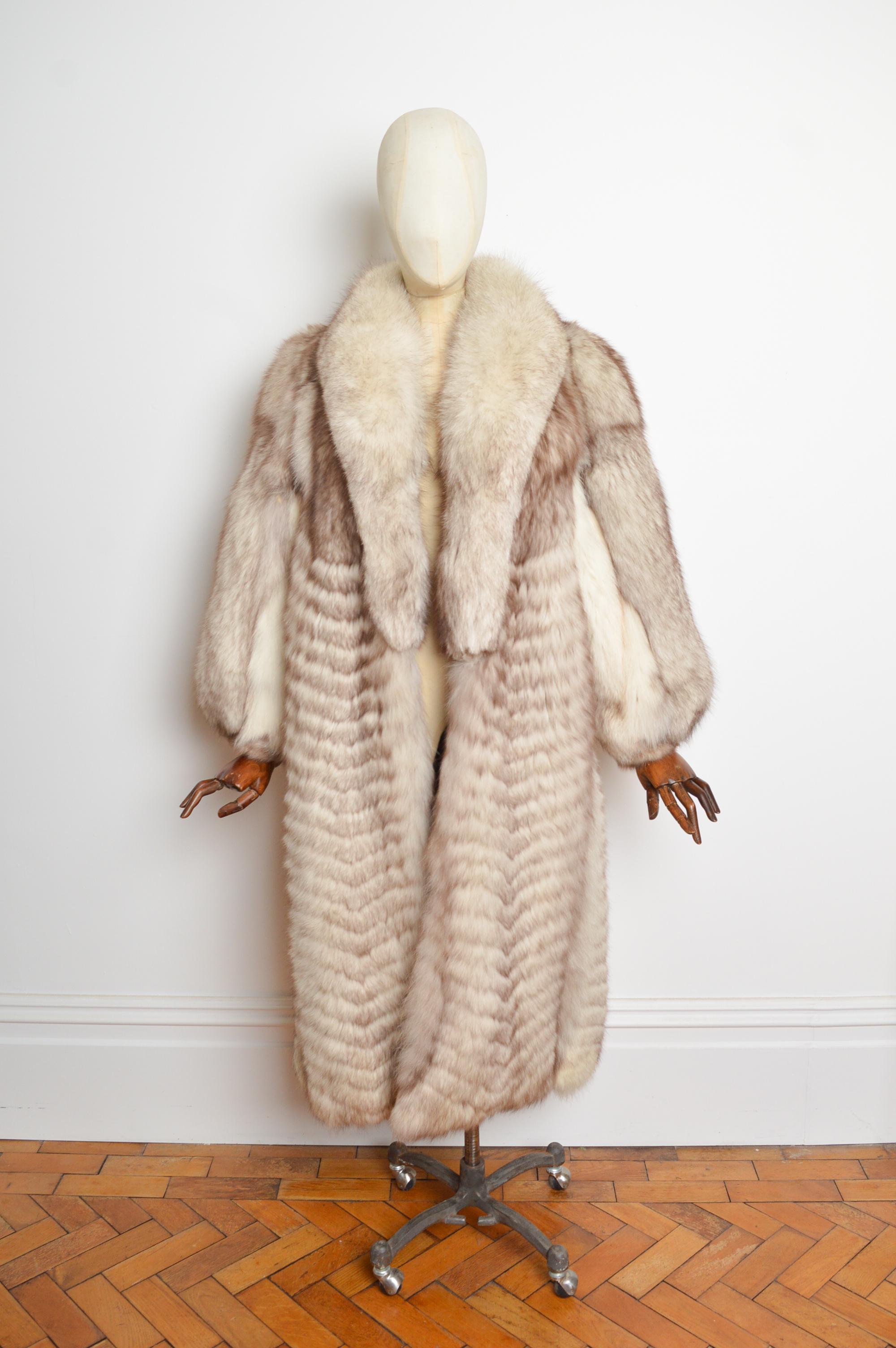Un opulento cappotto di pelliccia di volpe artica vintage degli anni '80. Whiting è dotato di sontuose e spesse pellicce bianche, spalle padellate, chiusura con gancio da maniscalco in linea centrale e interno in jacquard argentato completamente