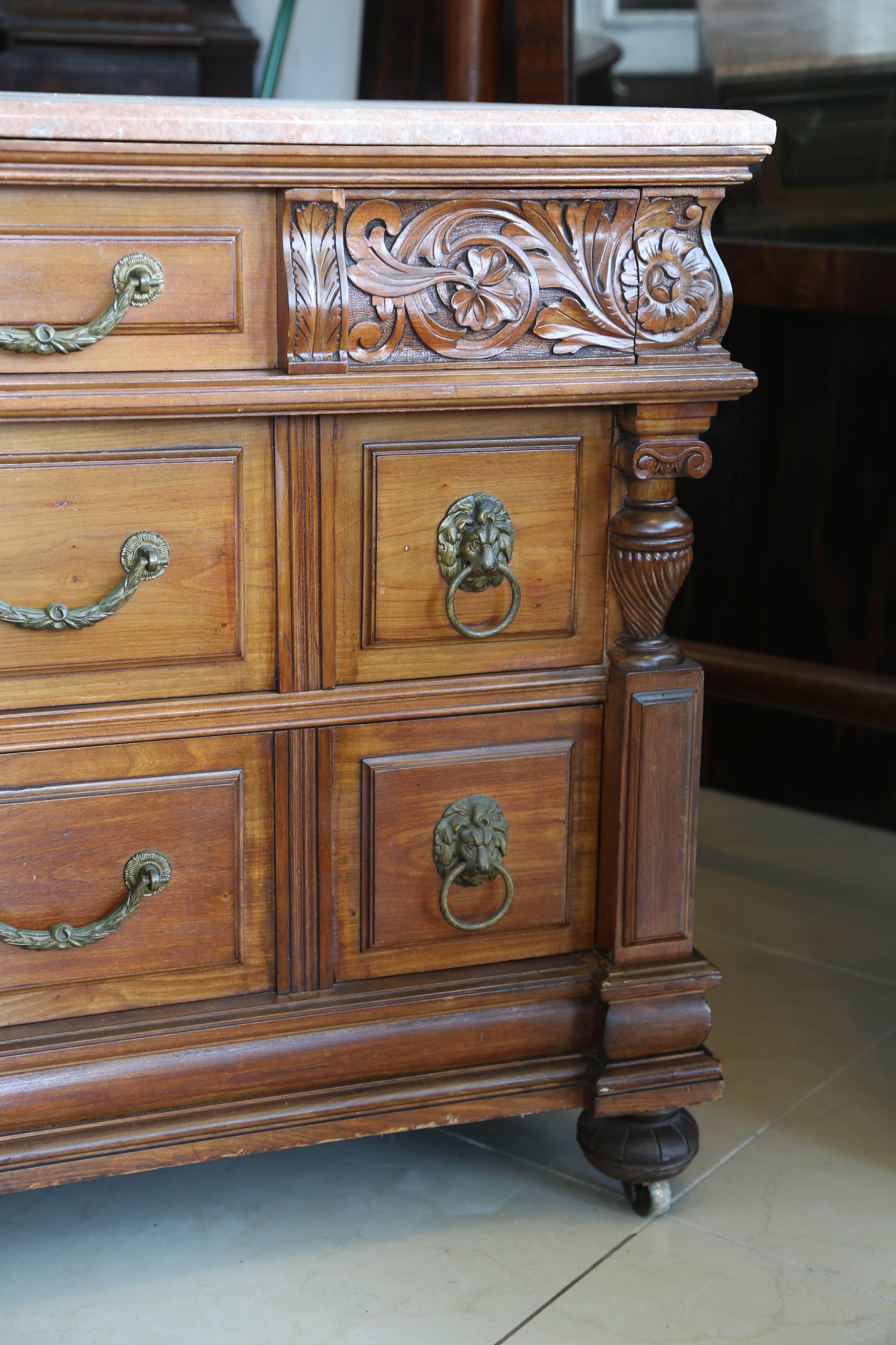 Superb 19th Century English  Revival Marble-Top Chest of Drawers in Walnut In Excellent Condition In West Palm Beach, FL
