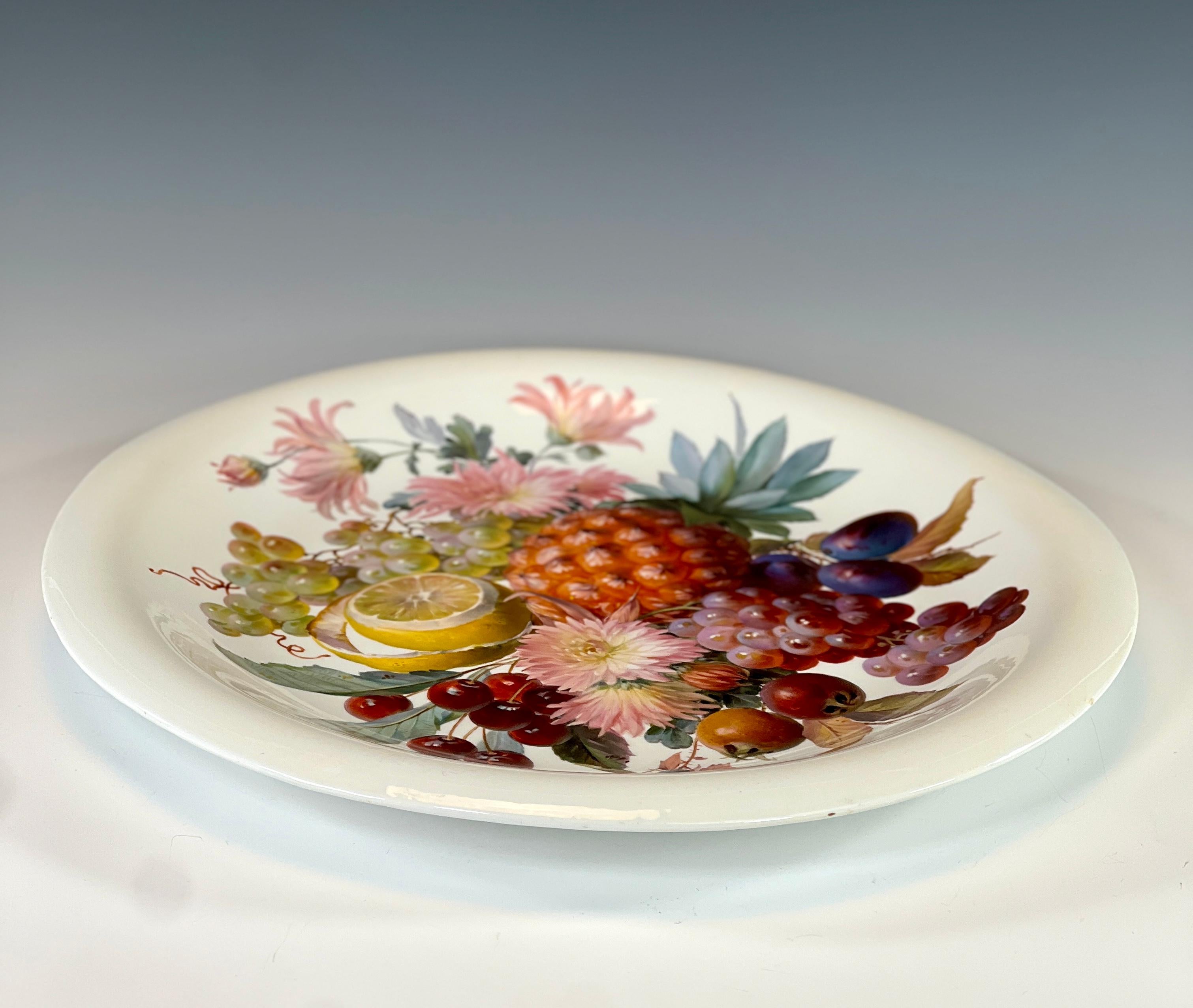 Lo mejor de lo mejor, esta extraordinaria placa de Meissen del s. XIX está pintada a mano con temas frutales sobre porcelana de 18 3/4