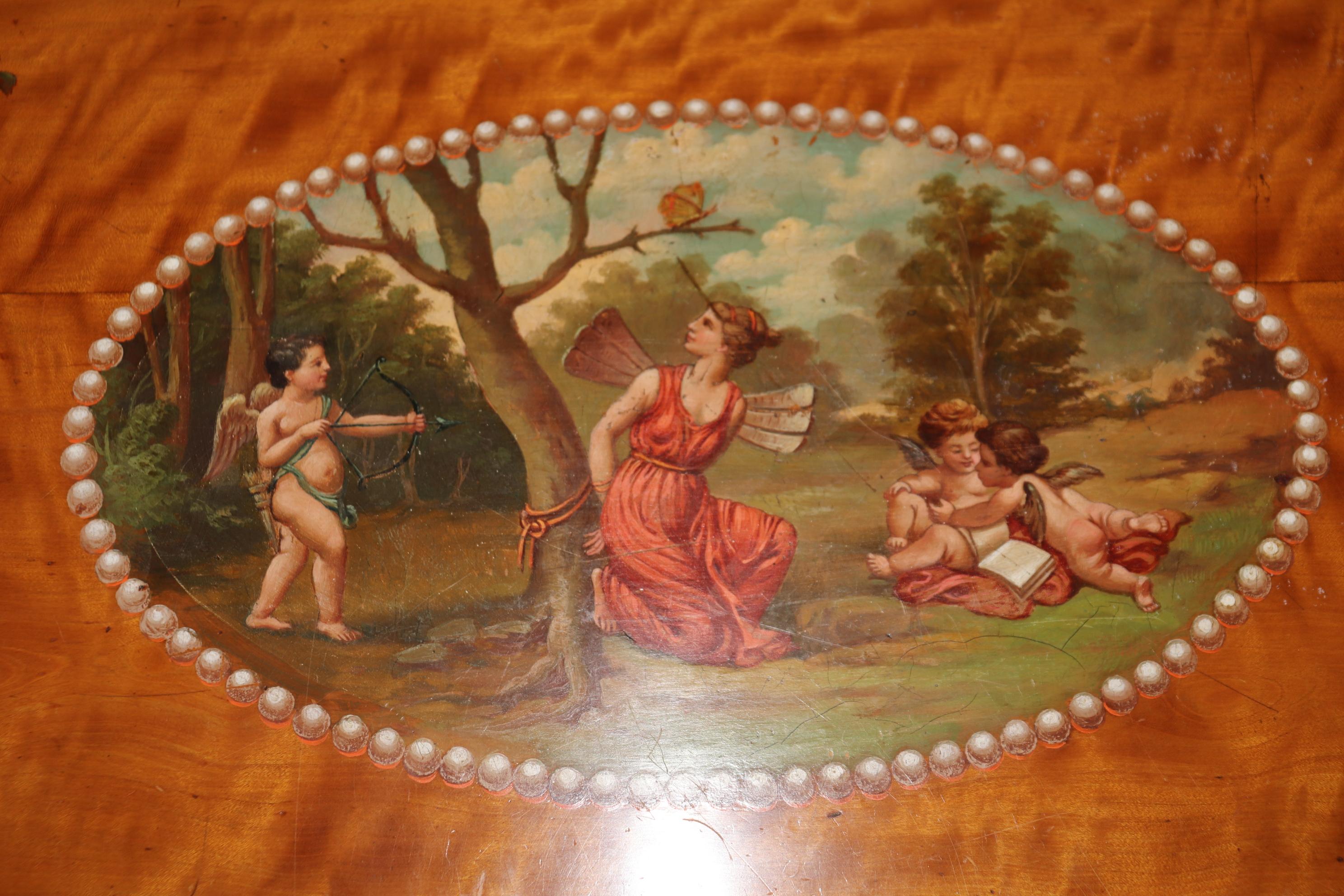 Il s'agit d'une forme rare et spectaculaire de table centrale anglaise. La table présente les plus beaux panneaux de paysages et de figures décorés à la peinture que nous ayons vus depuis de nombreuses années sur une table centrale. La qualité de la